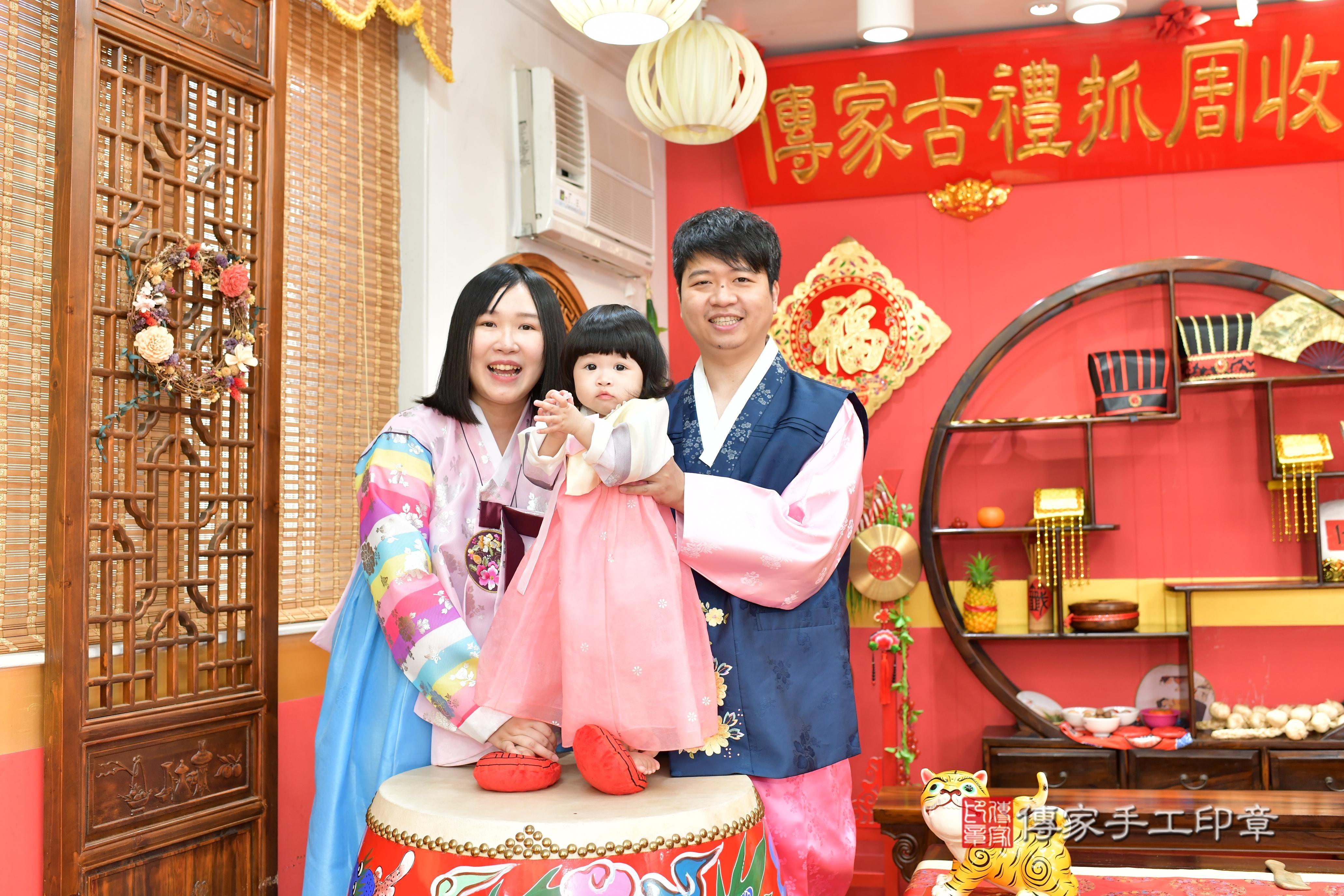 傳家手工印章桃園店、抓周、度脺、美式風會場、傳家嬰兒古禮、吉祥話、抓周道具物品24種、拍照。抓周證書。寶寶抓周、滿周歲、生日快樂、祝福