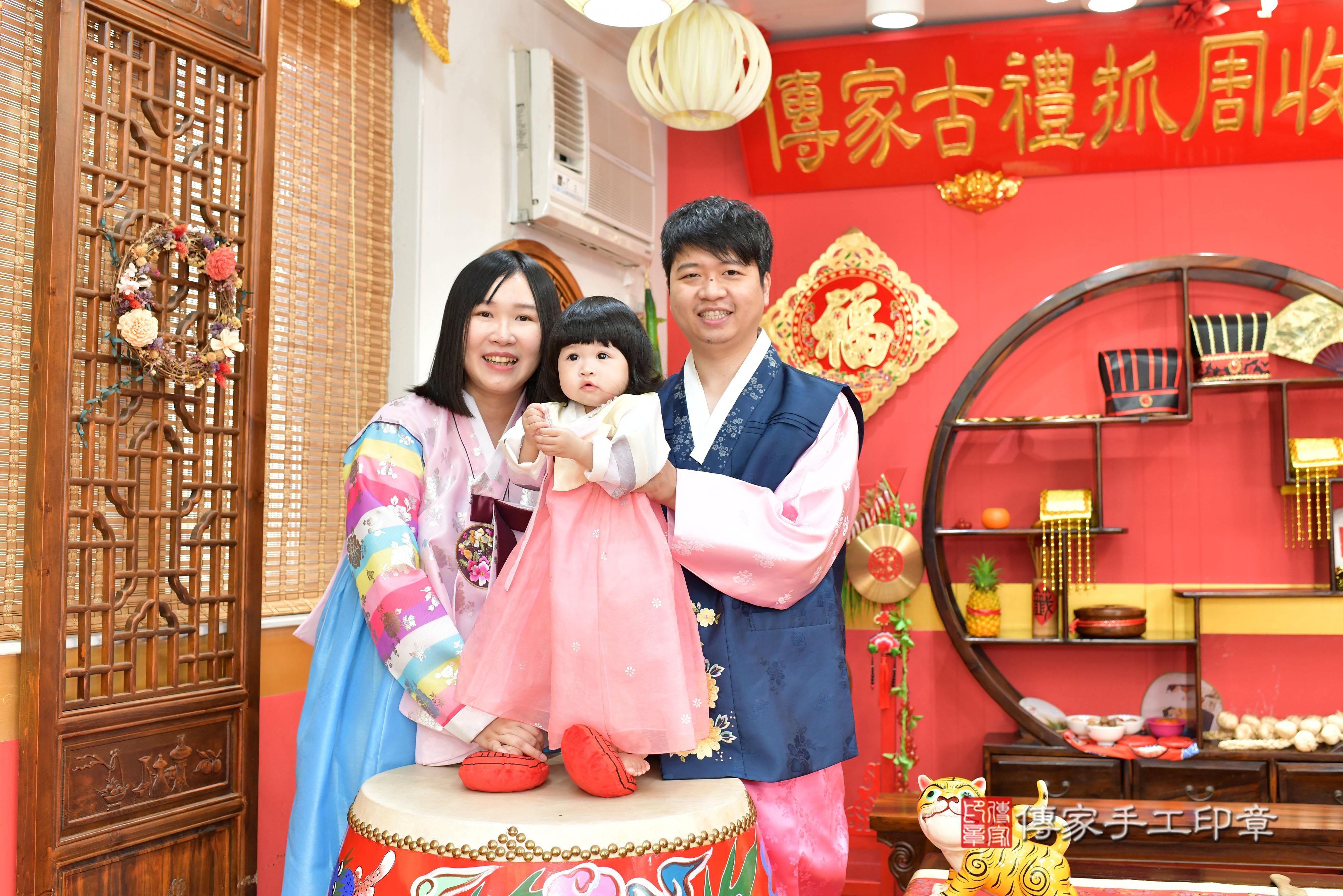 傳家手工印章桃園店、抓周、度脺、美式風會場、傳家嬰兒古禮、吉祥話、抓周道具物品24種、拍照。抓周證書。寶寶抓周、滿周歲、生日快樂、祝福