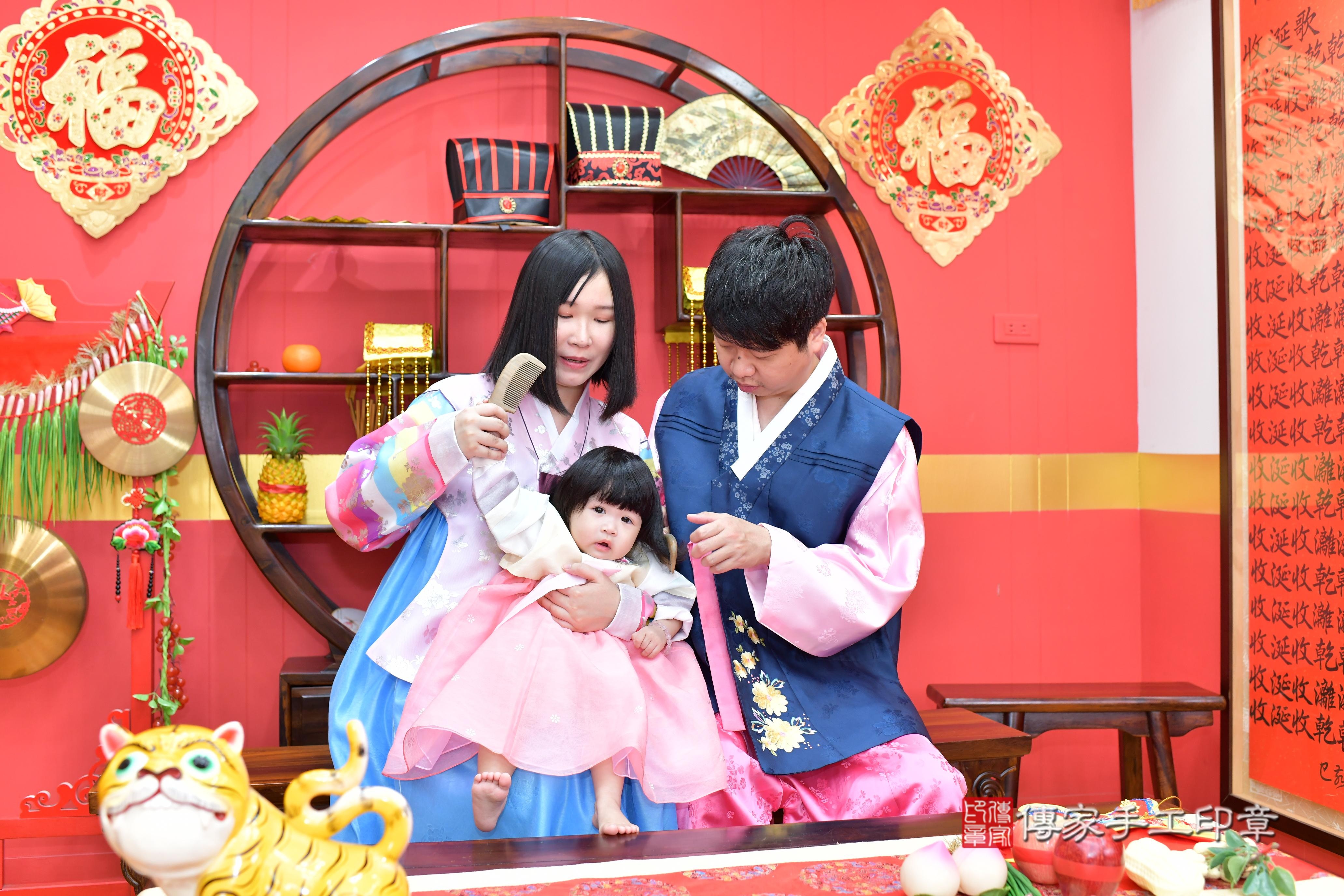 傳家手工印章桃園店、抓周、度脺、美式風會場、傳家嬰兒古禮、吉祥話、抓周道具物品24種、拍照。抓周證書。寶寶抓周、滿周歲、生日快樂、祝福
