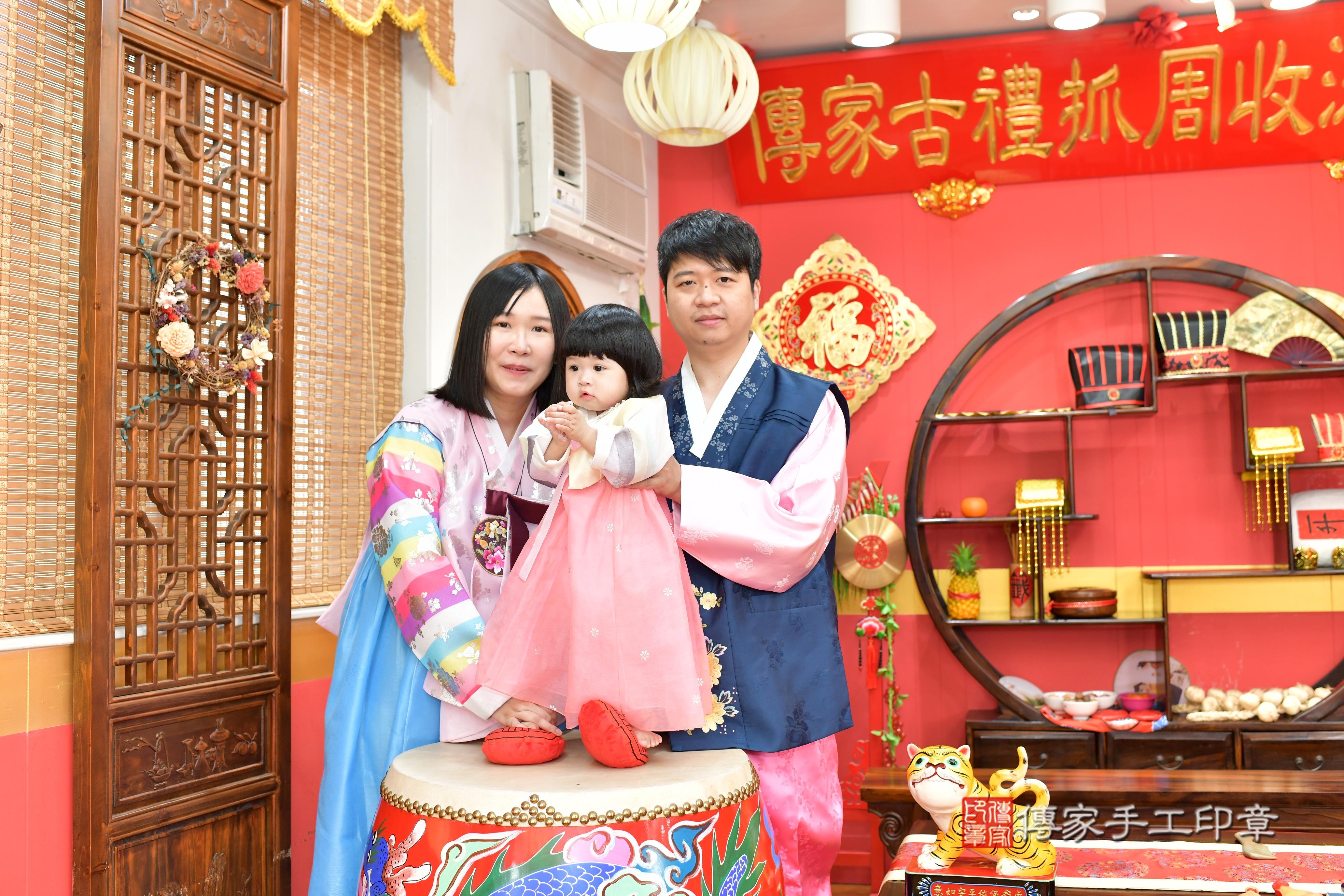 傳家手工印章桃園店、抓周、度脺、美式風會場、傳家嬰兒古禮、吉祥話、抓周道具物品24種、拍照。抓周證書。寶寶抓周、滿周歲、生日快樂、祝福