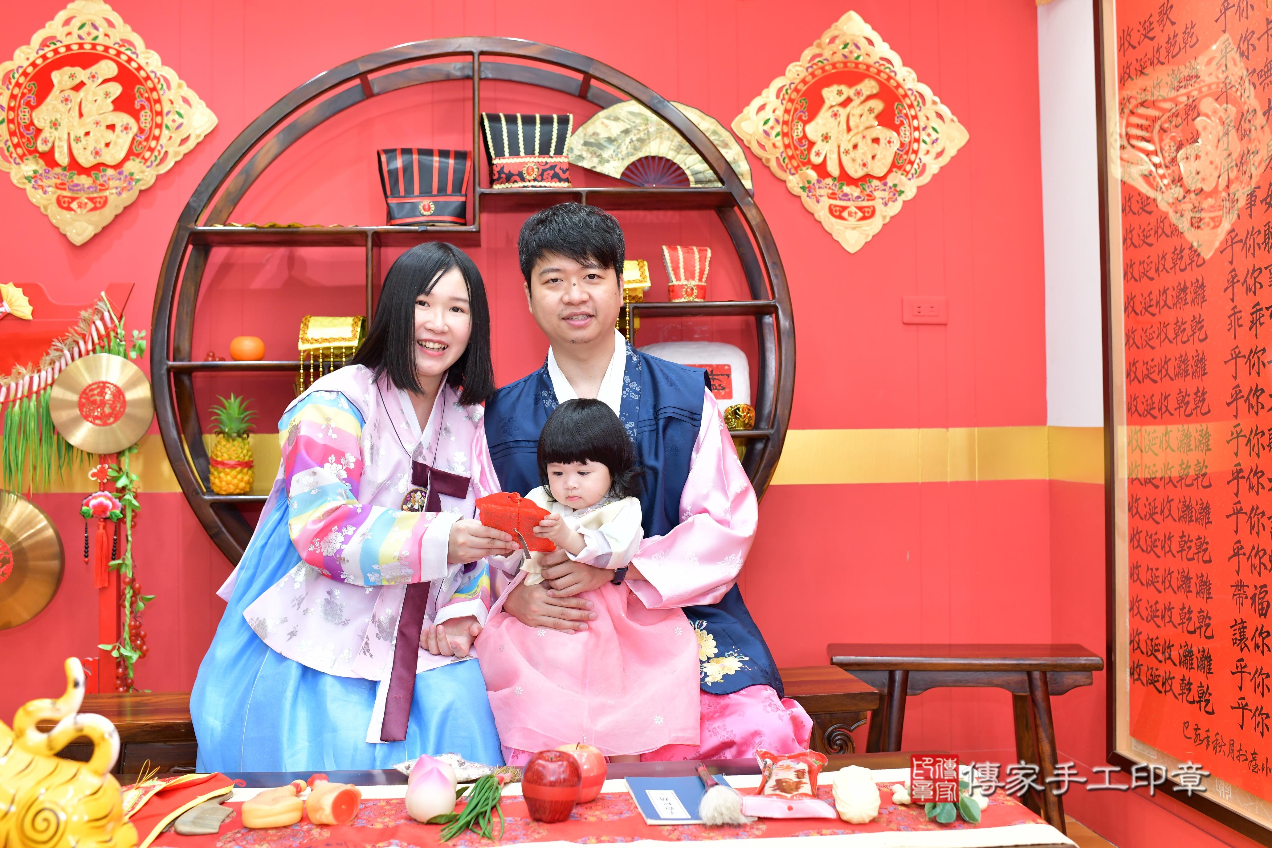 傳家手工印章桃園店、抓周、度脺、美式風會場、傳家嬰兒古禮、吉祥話、抓周道具物品24種、拍照。抓周證書。寶寶抓周、滿周歲、生日快樂、祝福