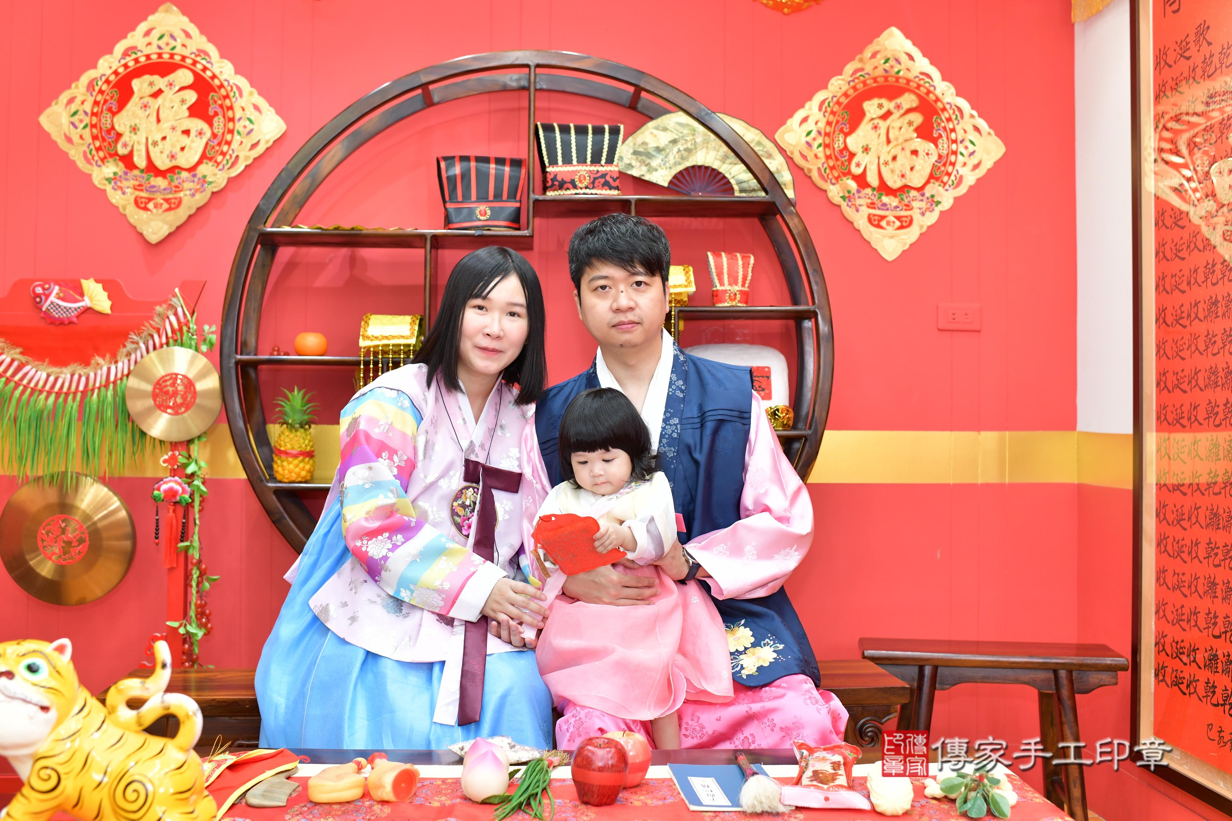 傳家手工印章桃園店、抓周、度脺、美式風會場、傳家嬰兒古禮、吉祥話、抓周道具物品24種、拍照。抓周證書。寶寶抓周、滿周歲、生日快樂、祝福