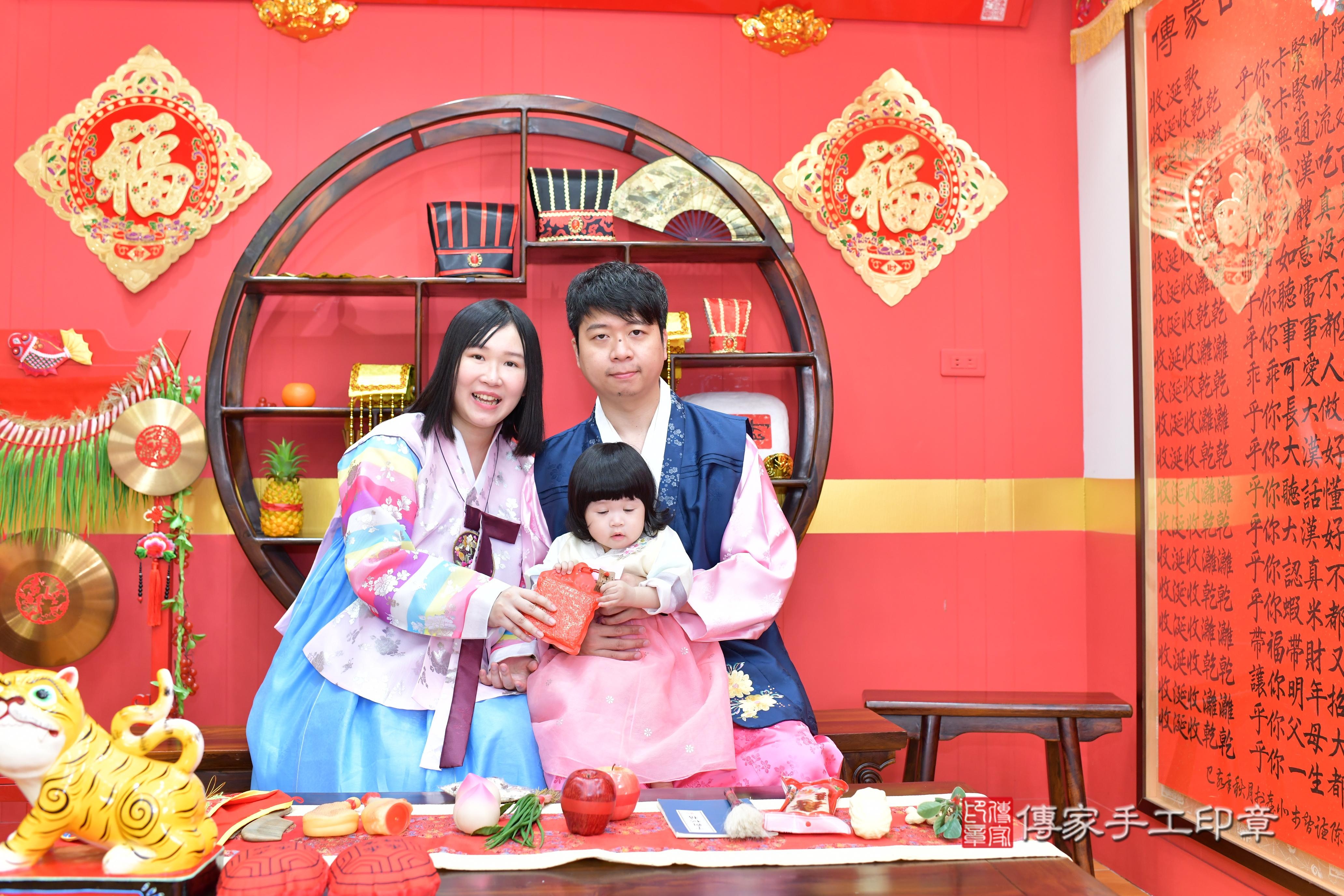 傳家手工印章桃園店、抓周、度脺、美式風會場、傳家嬰兒古禮、吉祥話、抓周道具物品24種、拍照。抓周證書。寶寶抓周、滿周歲、生日快樂、祝福