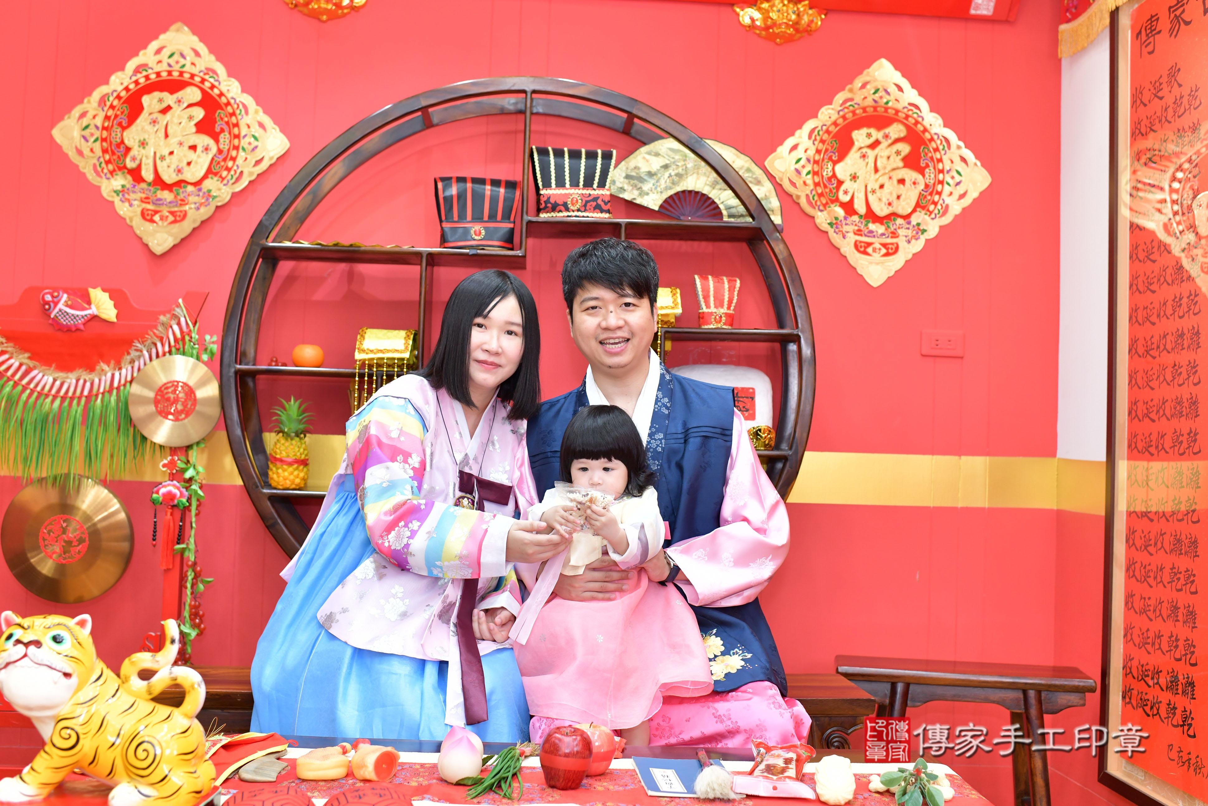 傳家手工印章桃園店、抓周、度脺、美式風會場、傳家嬰兒古禮、吉祥話、抓周道具物品24種、拍照。抓周證書。寶寶抓周、滿周歲、生日快樂、祝福