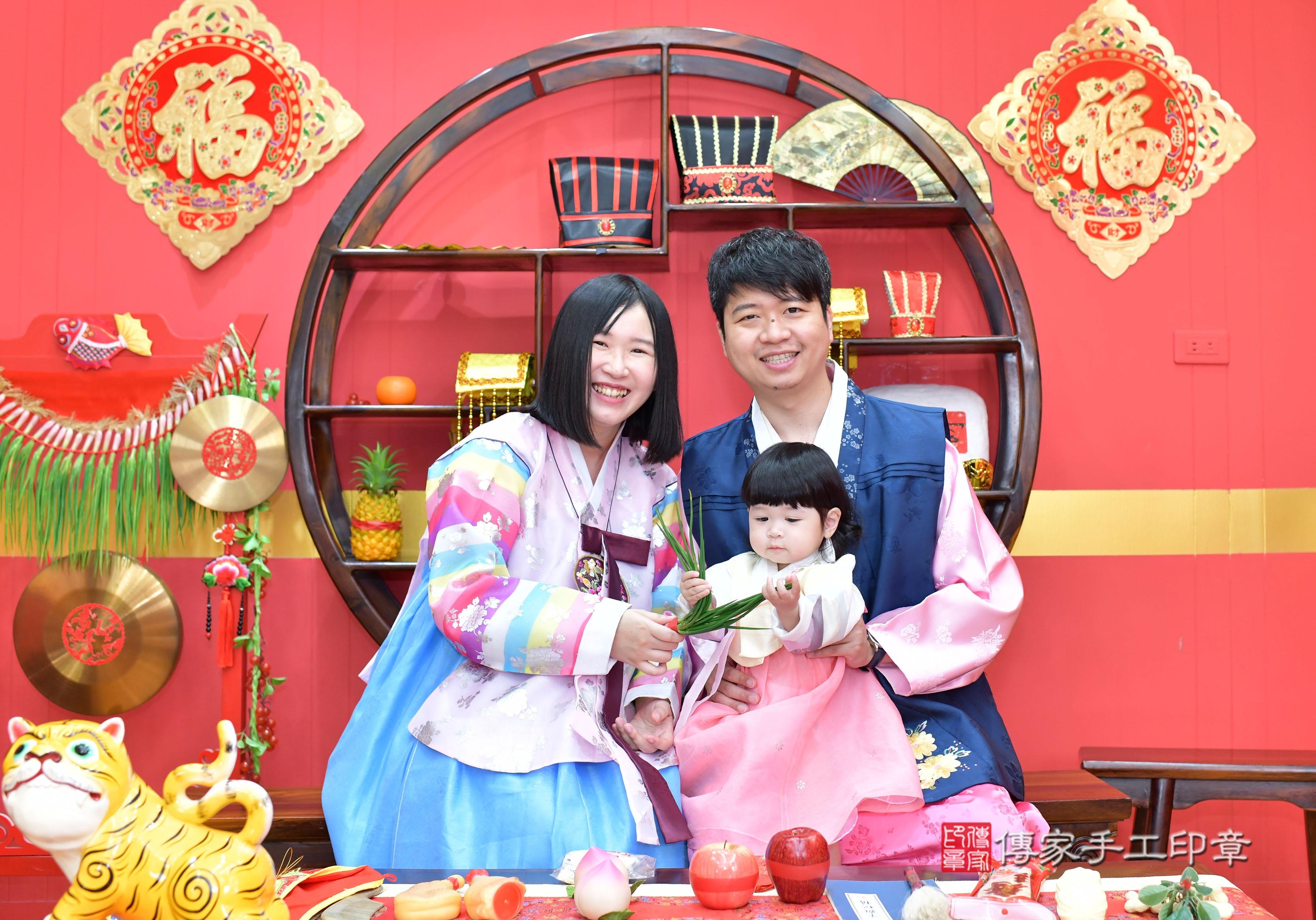 傳家手工印章桃園店、抓周、度脺、美式風會場、傳家嬰兒古禮、吉祥話、抓周道具物品24種、拍照。抓周證書。寶寶抓周、滿周歲、生日快樂、祝福