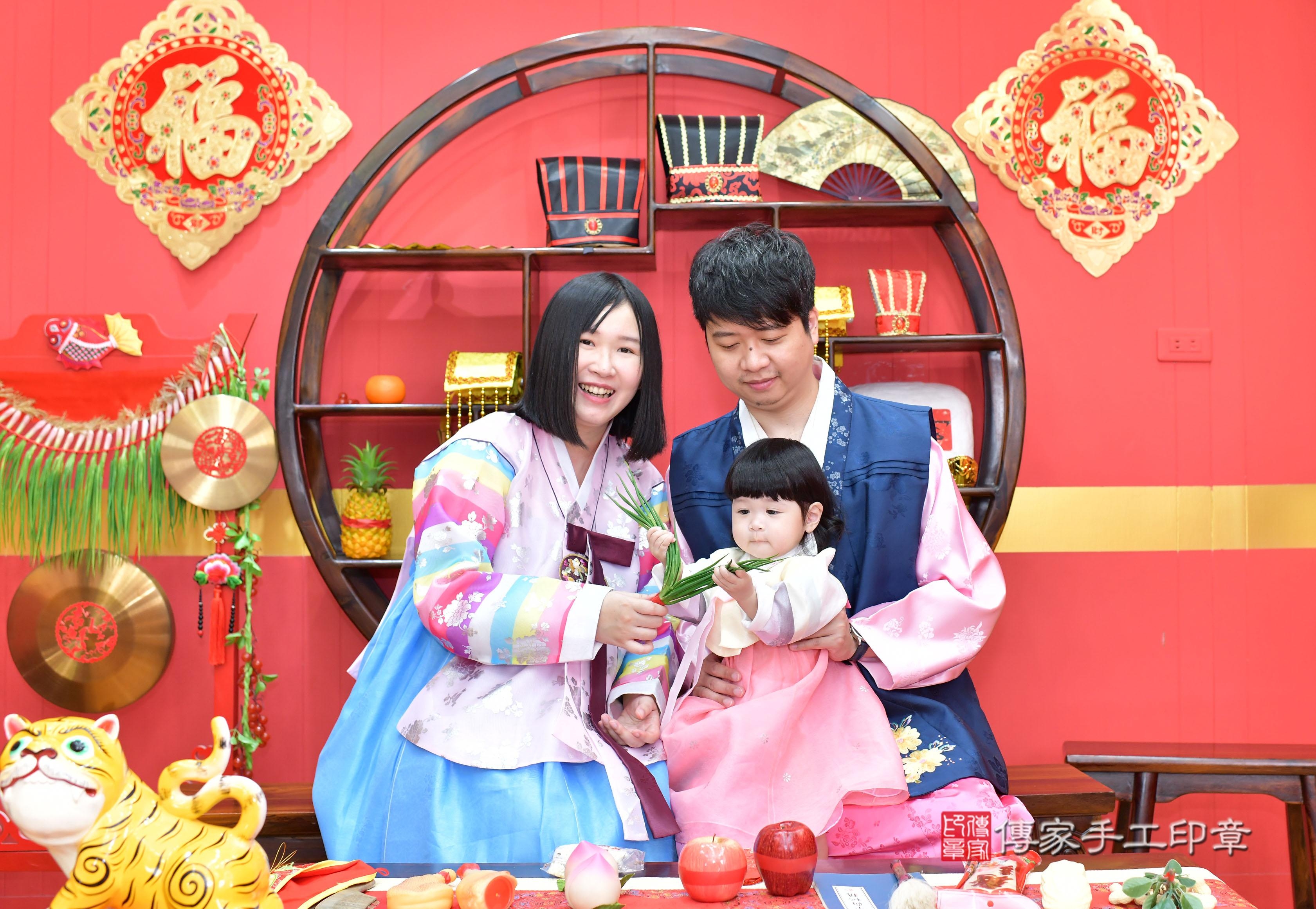 傳家手工印章桃園店、抓周、度脺、美式風會場、傳家嬰兒古禮、吉祥話、抓周道具物品24種、拍照。抓周證書。寶寶抓周、滿周歲、生日快樂、祝福