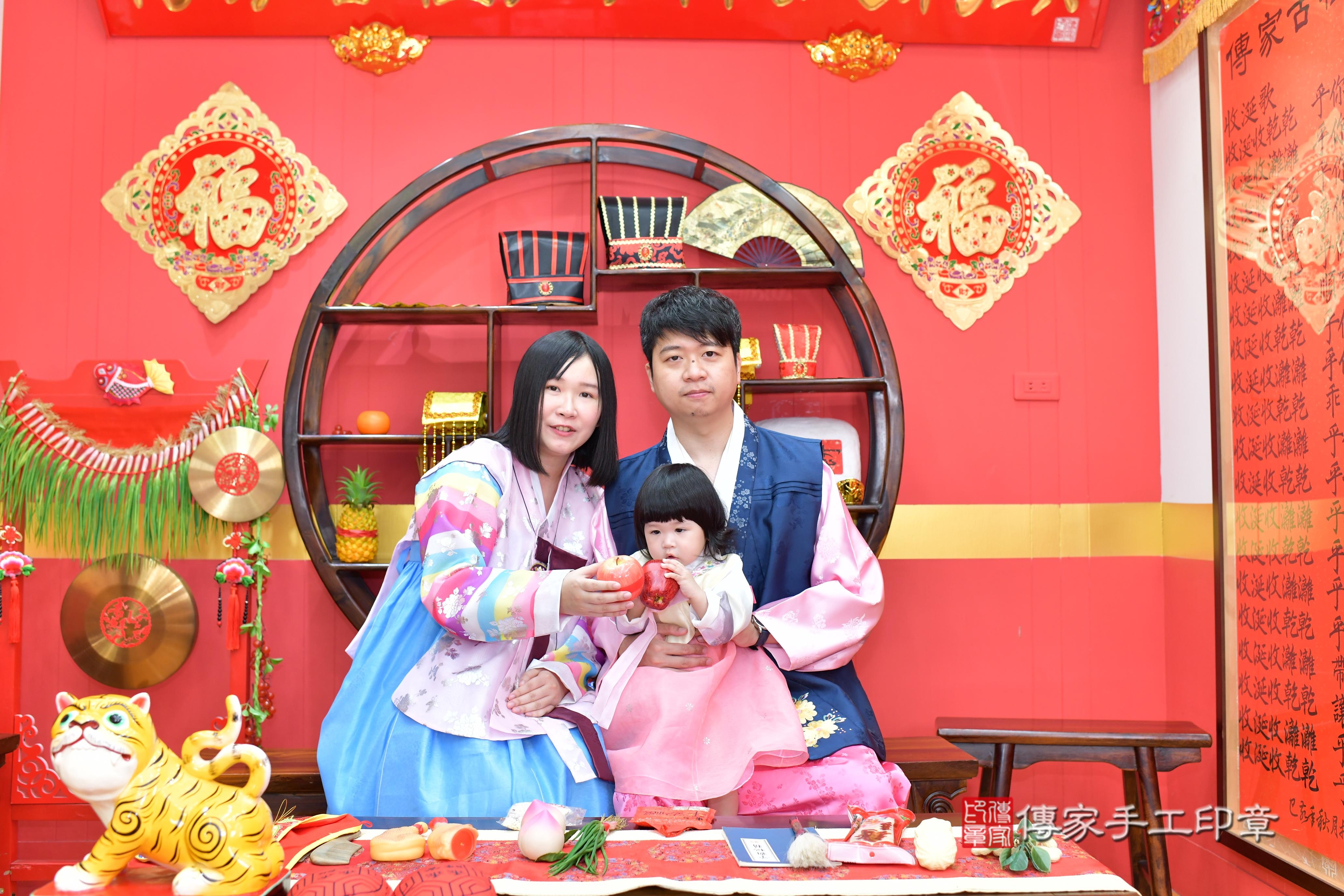 傳家手工印章桃園店、抓周、度脺、美式風會場、傳家嬰兒古禮、吉祥話、抓周道具物品24種、拍照。抓周證書。寶寶抓周、滿周歲、生日快樂、祝福