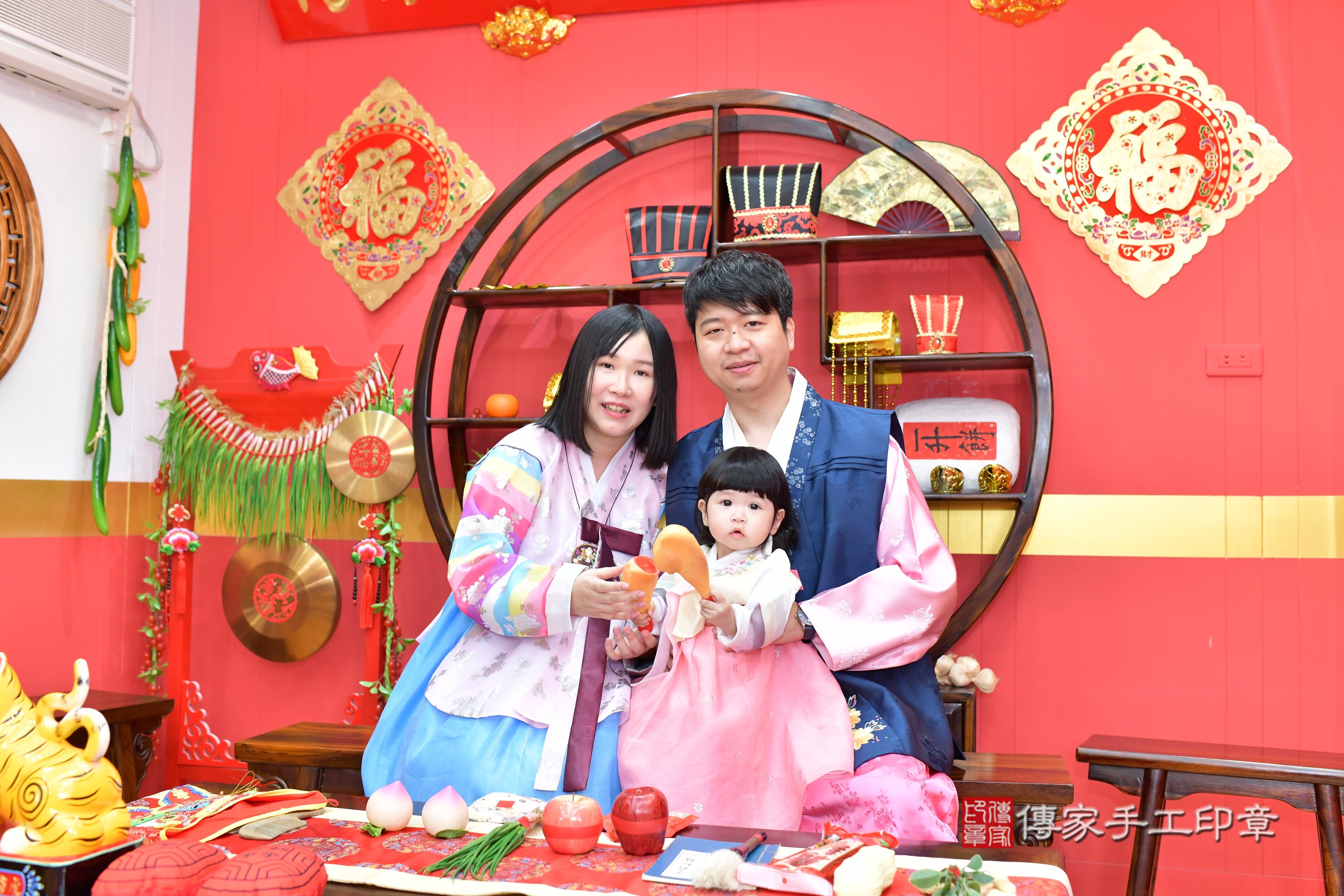 傳家手工印章桃園店、抓周、度脺、美式風會場、傳家嬰兒古禮、吉祥話、抓周道具物品24種、拍照。抓周證書。寶寶抓周、滿周歲、生日快樂、祝福