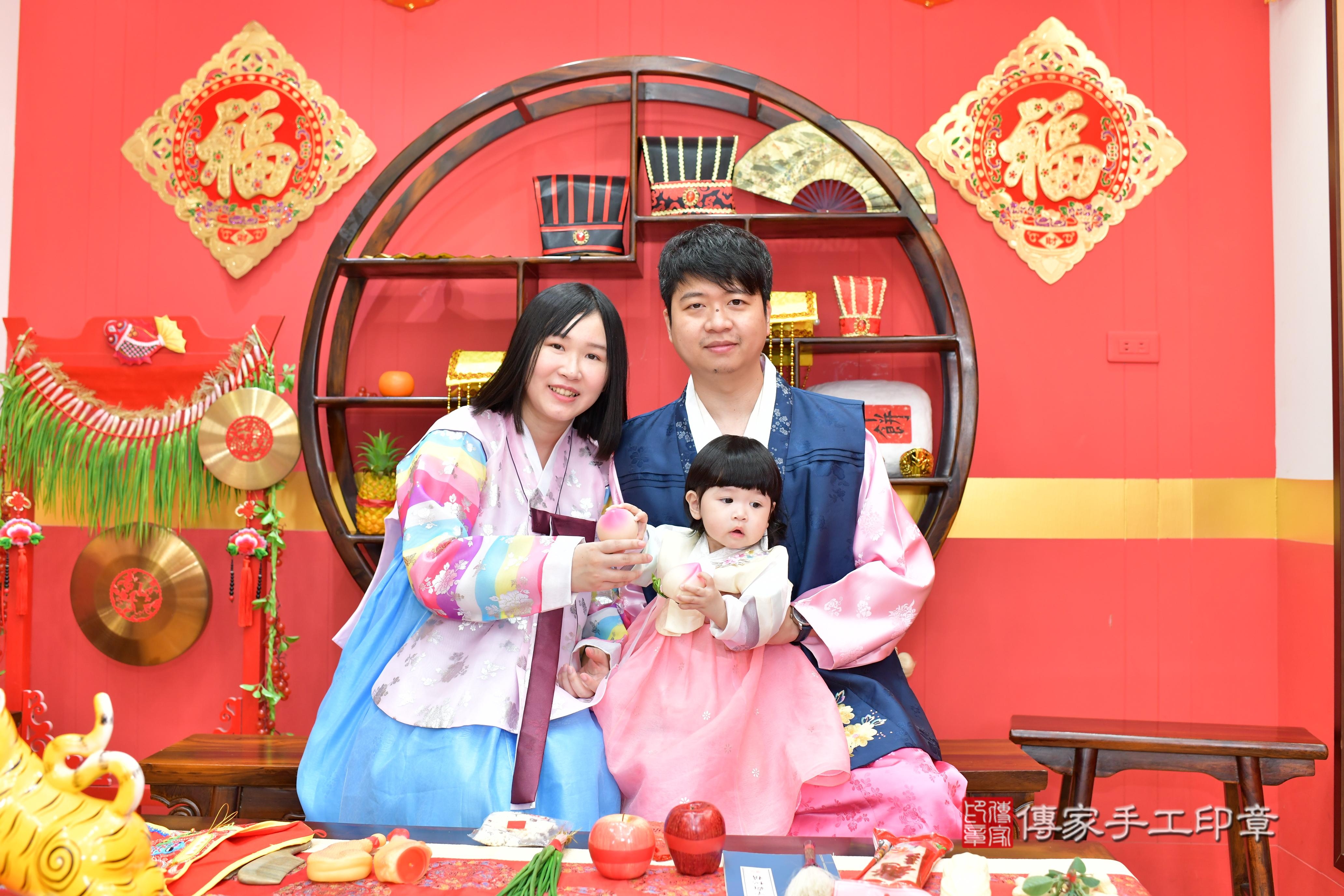 傳家手工印章桃園店、抓周、度脺、美式風會場、傳家嬰兒古禮、吉祥話、抓周道具物品24種、拍照。抓周證書。寶寶抓周、滿周歲、生日快樂、祝福