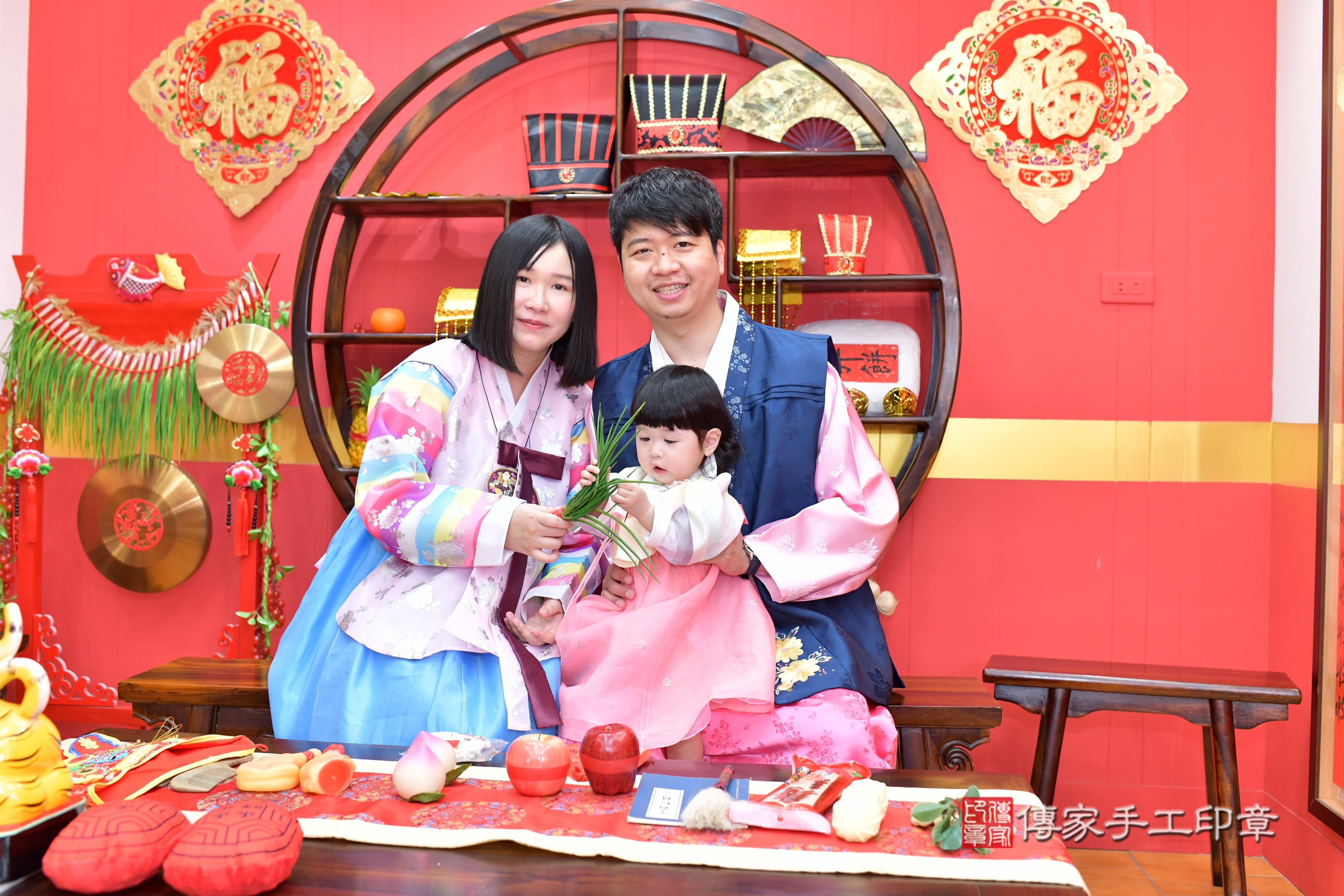 傳家手工印章桃園店、抓周、度脺、美式風會場、傳家嬰兒古禮、吉祥話、抓周道具物品24種、拍照。抓周證書。寶寶抓周、滿周歲、生日快樂、祝福