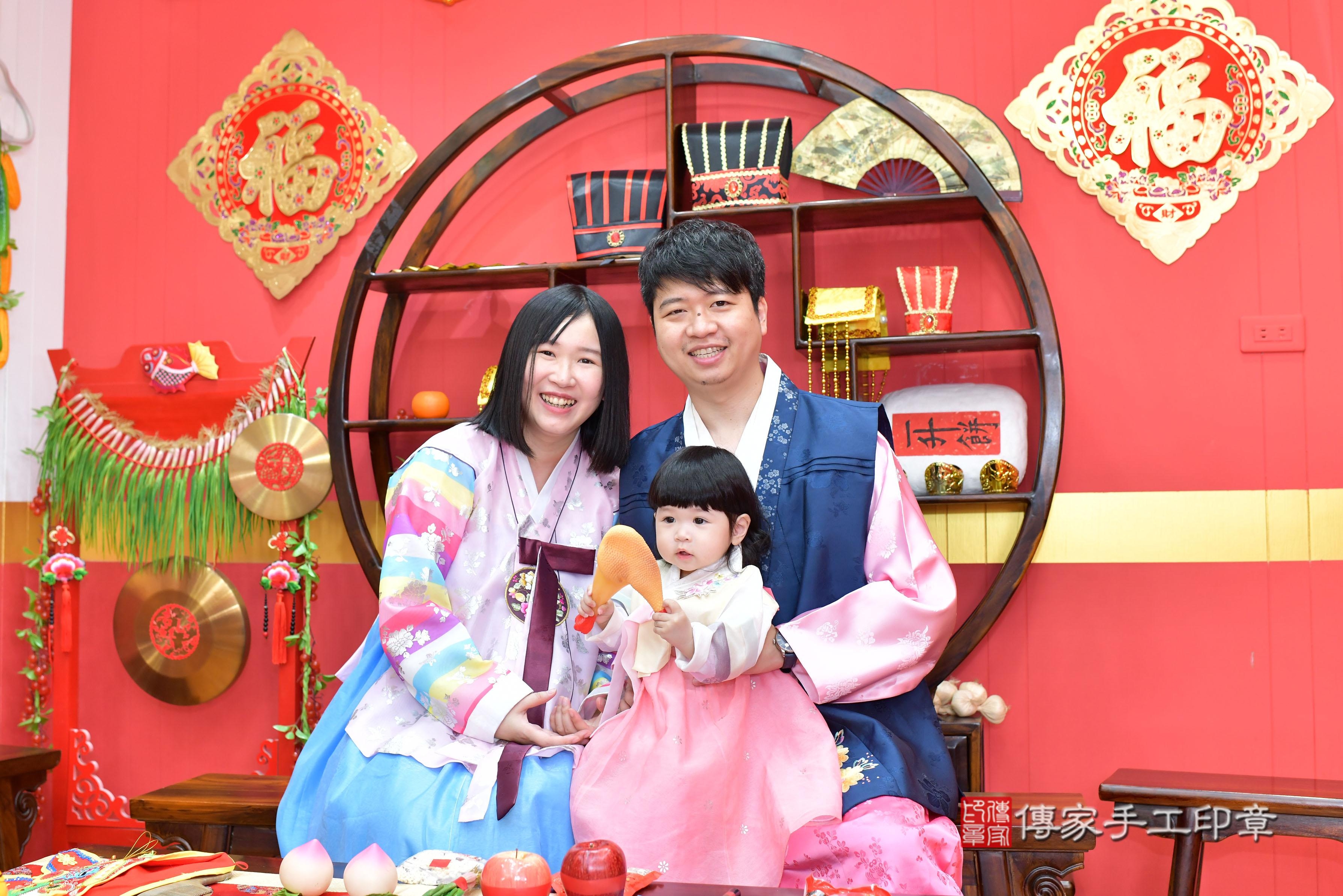 傳家手工印章桃園店、抓周、度脺、美式風會場、傳家嬰兒古禮、吉祥話、抓周道具物品24種、拍照。抓周證書。寶寶抓周、滿周歲、生日快樂、祝福