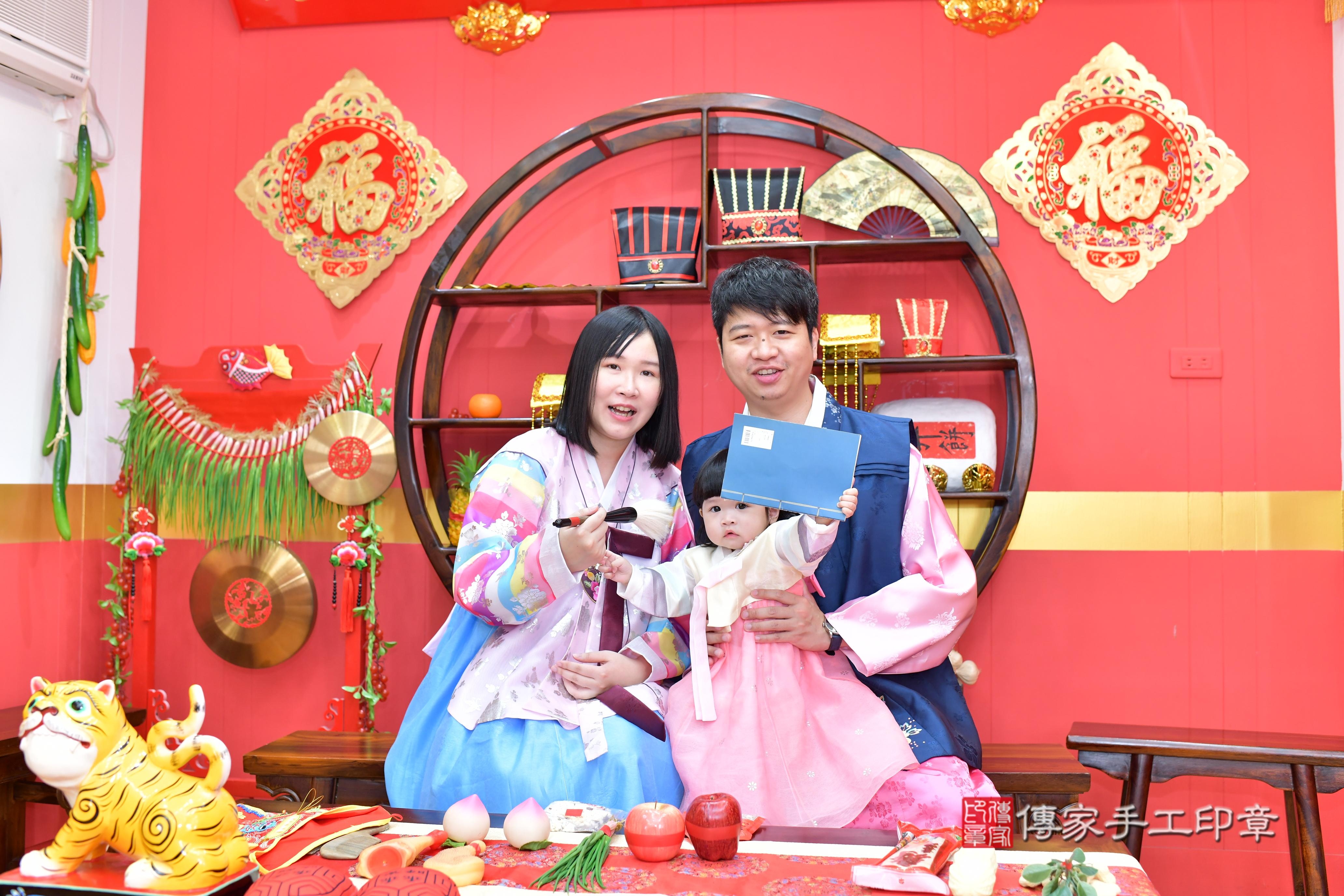 傳家手工印章桃園店、抓周、度脺、美式風會場、傳家嬰兒古禮、吉祥話、抓周道具物品24種、拍照。抓周證書。寶寶抓周、滿周歲、生日快樂、祝福