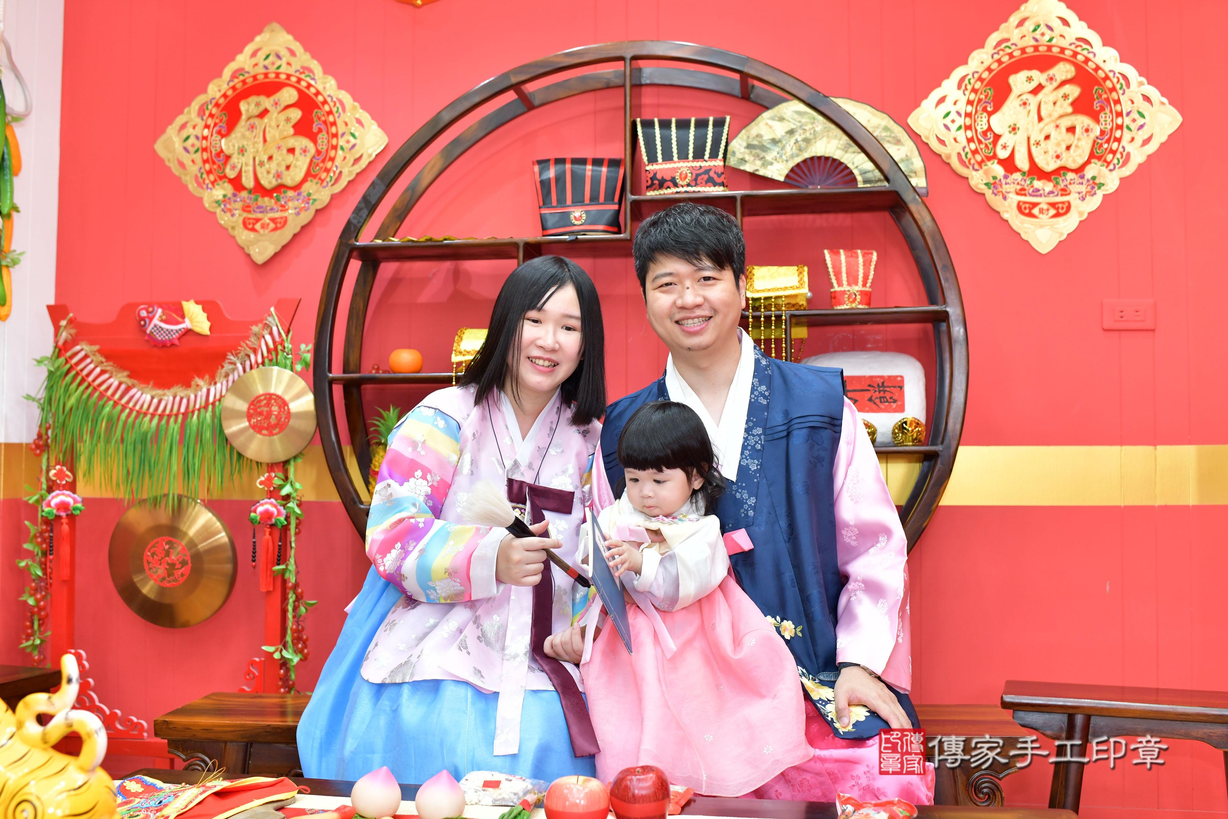 傳家手工印章桃園店、抓周、度脺、美式風會場、傳家嬰兒古禮、吉祥話、抓周道具物品24種、拍照。抓周證書。寶寶抓周、滿周歲、生日快樂、祝福