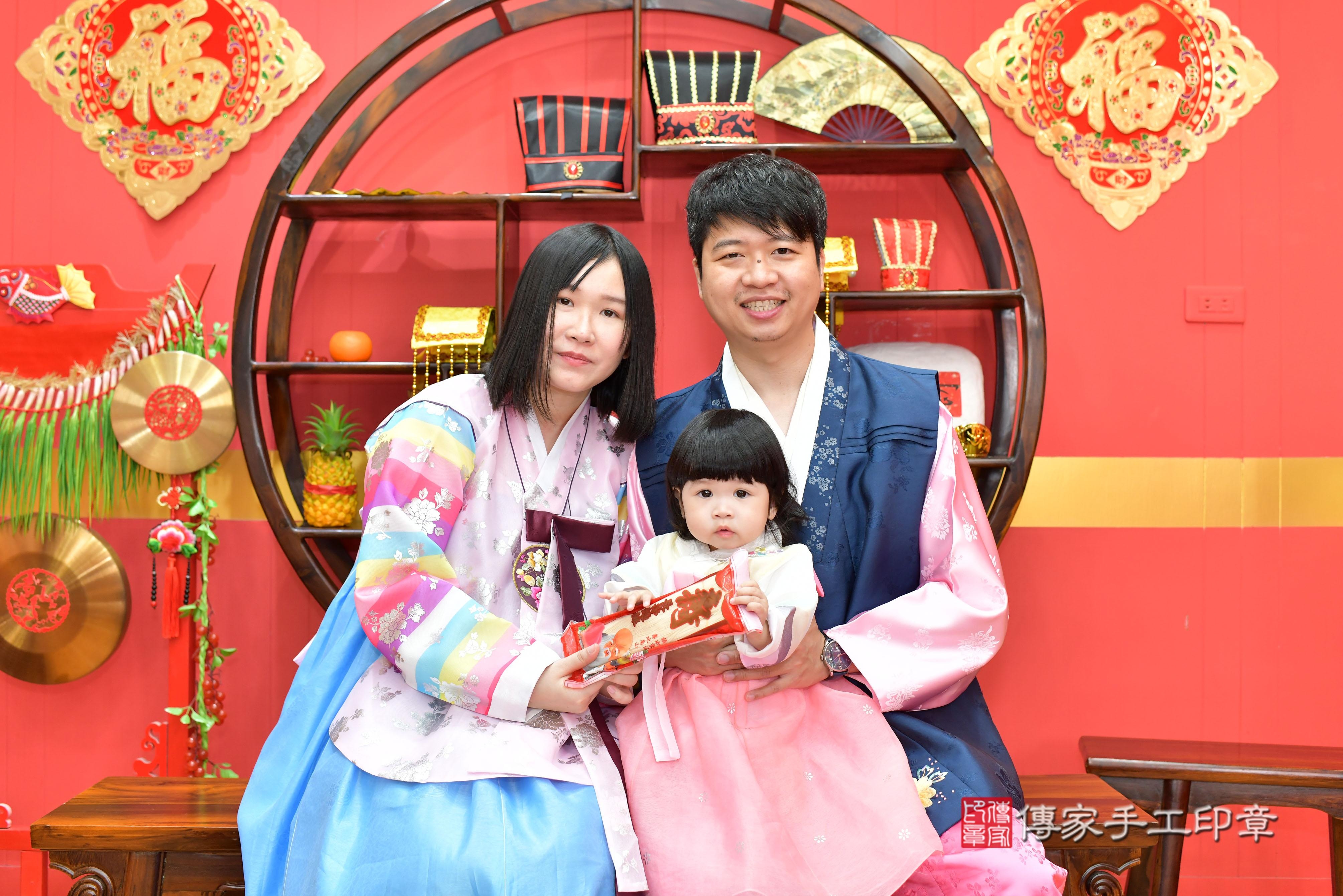 傳家手工印章桃園店、抓周、度脺、美式風會場、傳家嬰兒古禮、吉祥話、抓周道具物品24種、拍照。抓周證書。寶寶抓周、滿周歲、生日快樂、祝福