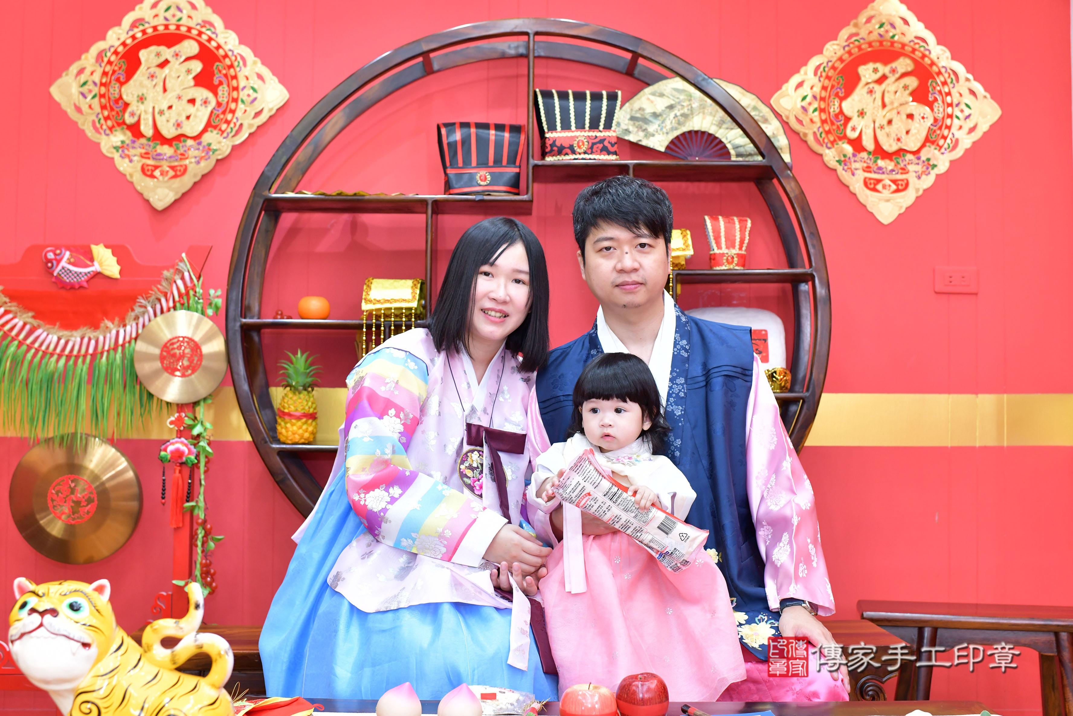 傳家手工印章桃園店、抓周、度脺、美式風會場、傳家嬰兒古禮、吉祥話、抓周道具物品24種、拍照。抓周證書。寶寶抓周、滿周歲、生日快樂、祝福