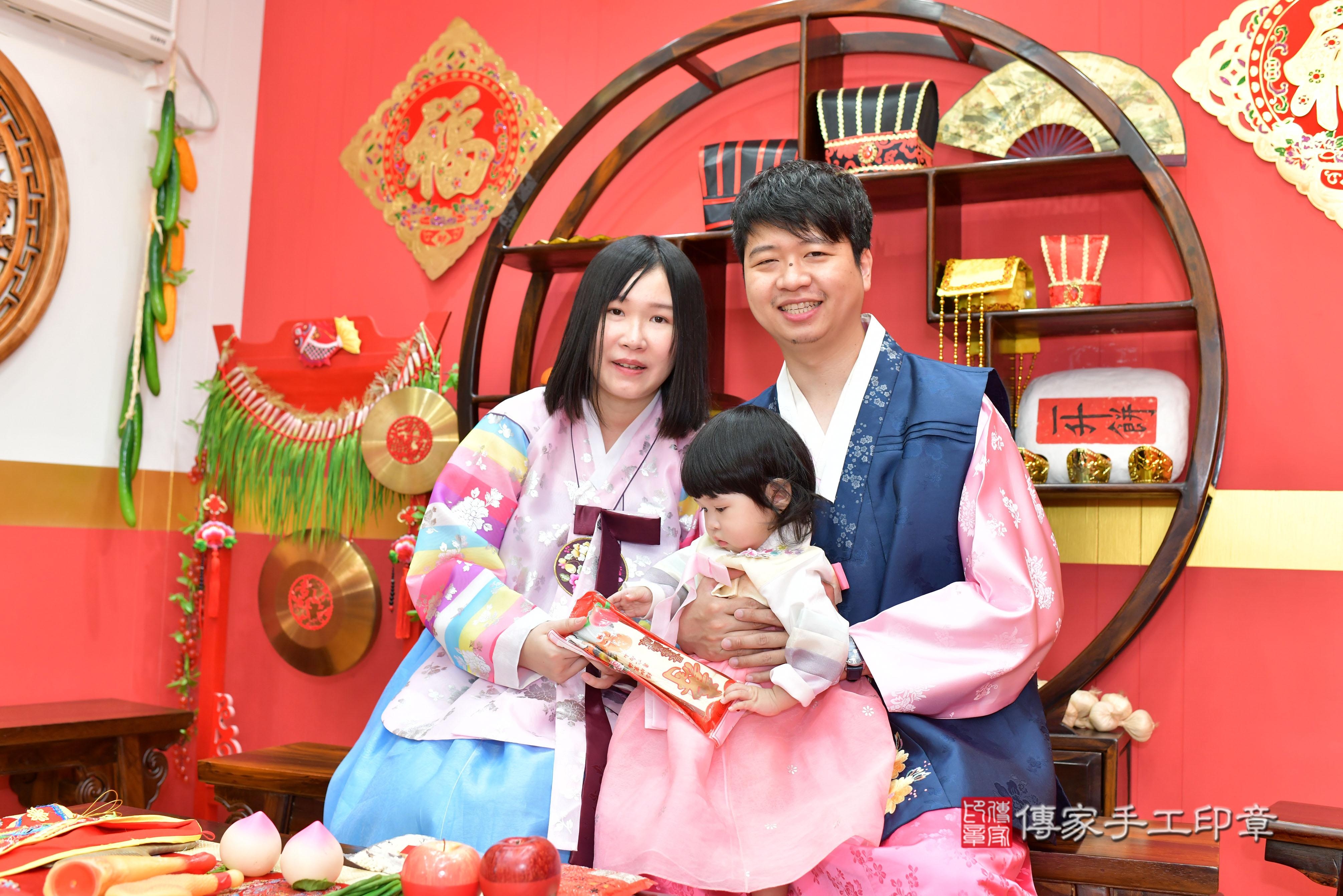 傳家手工印章桃園店、抓周、度脺、美式風會場、傳家嬰兒古禮、吉祥話、抓周道具物品24種、拍照。抓周證書。寶寶抓周、滿周歲、生日快樂、祝福