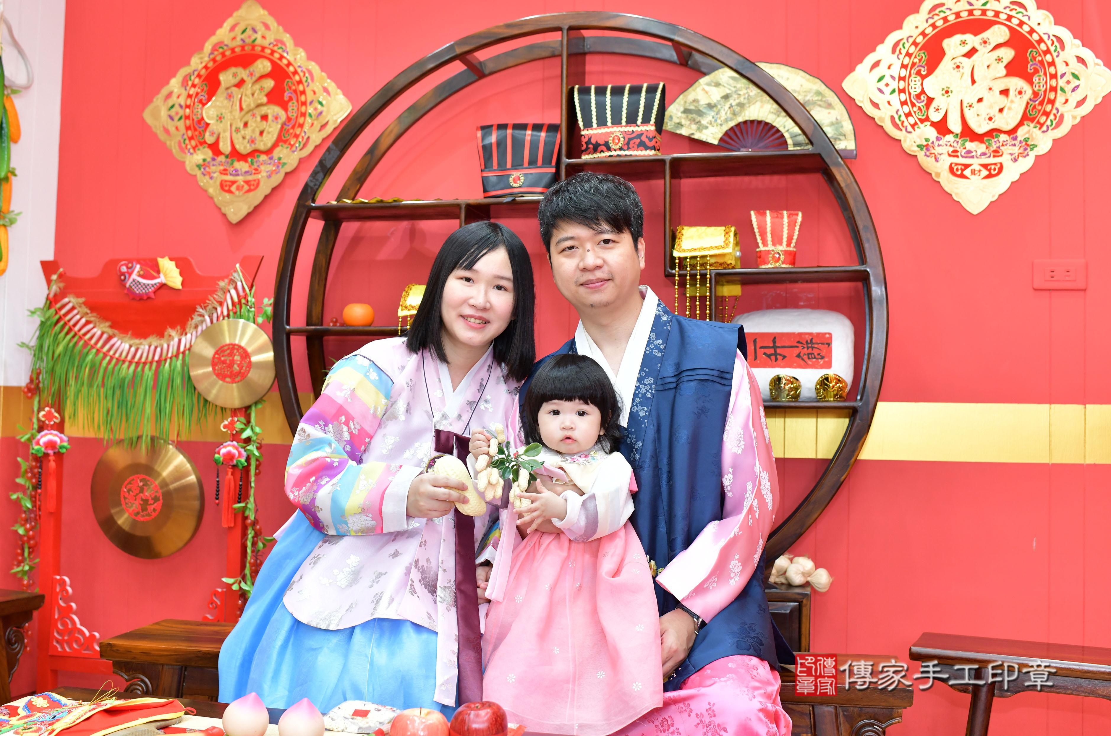 傳家手工印章桃園店、抓周、度脺、美式風會場、傳家嬰兒古禮、吉祥話、抓周道具物品24種、拍照。抓周證書。寶寶抓周、滿周歲、生日快樂、祝福