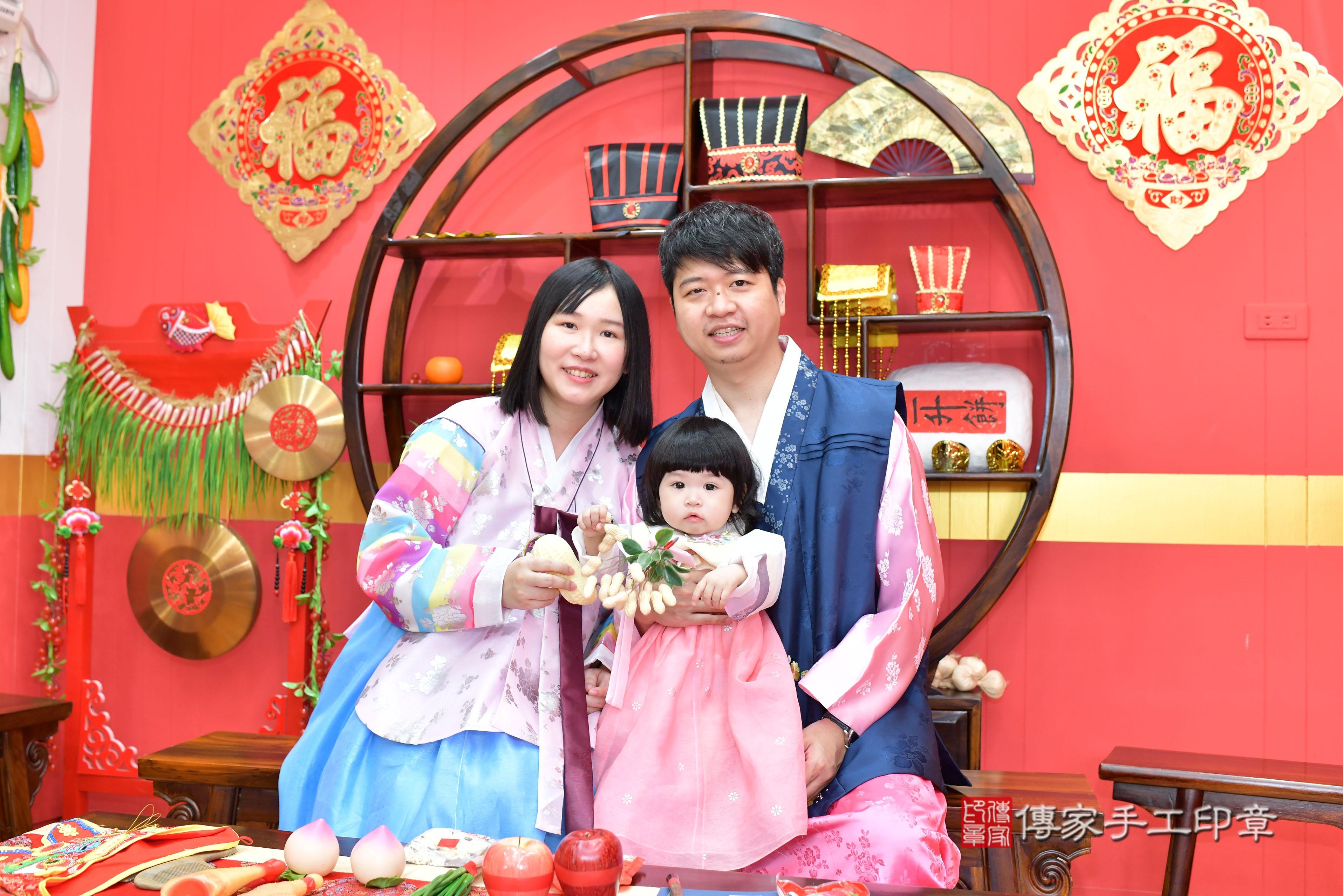 傳家手工印章桃園店、抓周、度脺、美式風會場、傳家嬰兒古禮、吉祥話、抓周道具物品24種、拍照。抓周證書。寶寶抓周、滿周歲、生日快樂、祝福