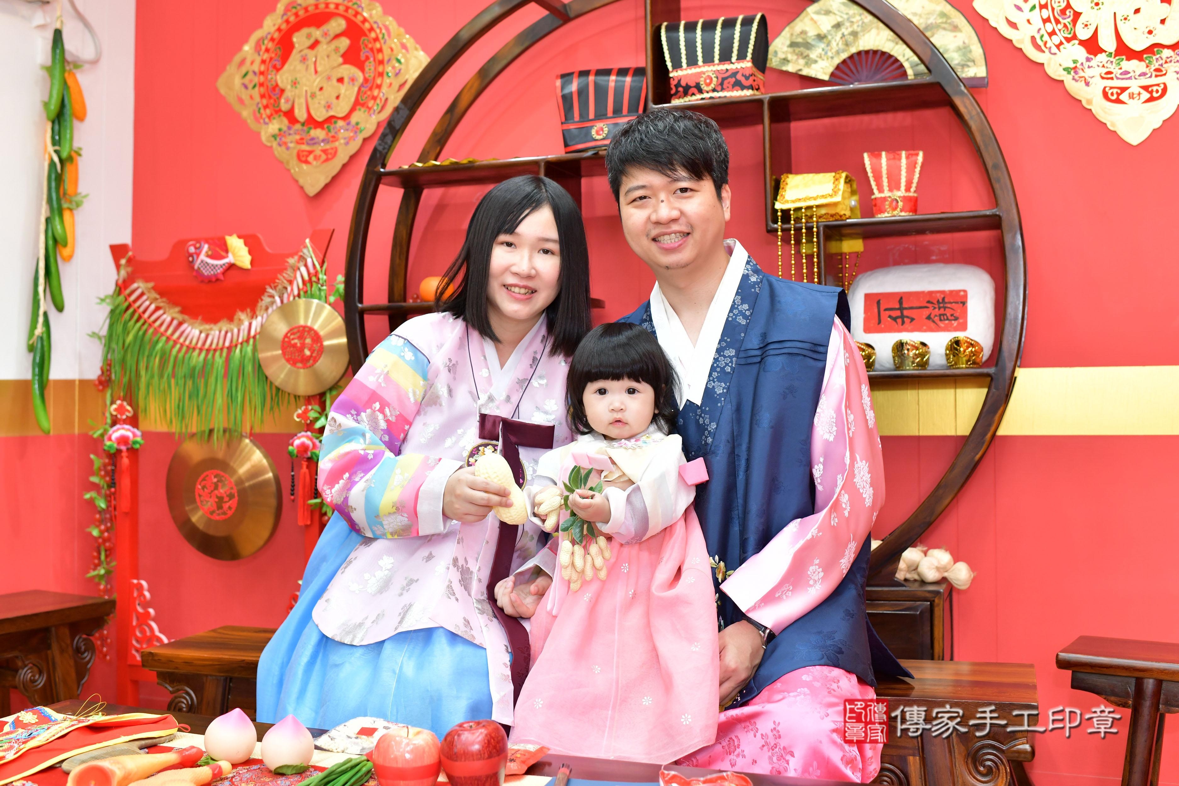 傳家手工印章桃園店、抓周、度脺、美式風會場、傳家嬰兒古禮、吉祥話、抓周道具物品24種、拍照。抓周證書。寶寶抓周、滿周歲、生日快樂、祝福