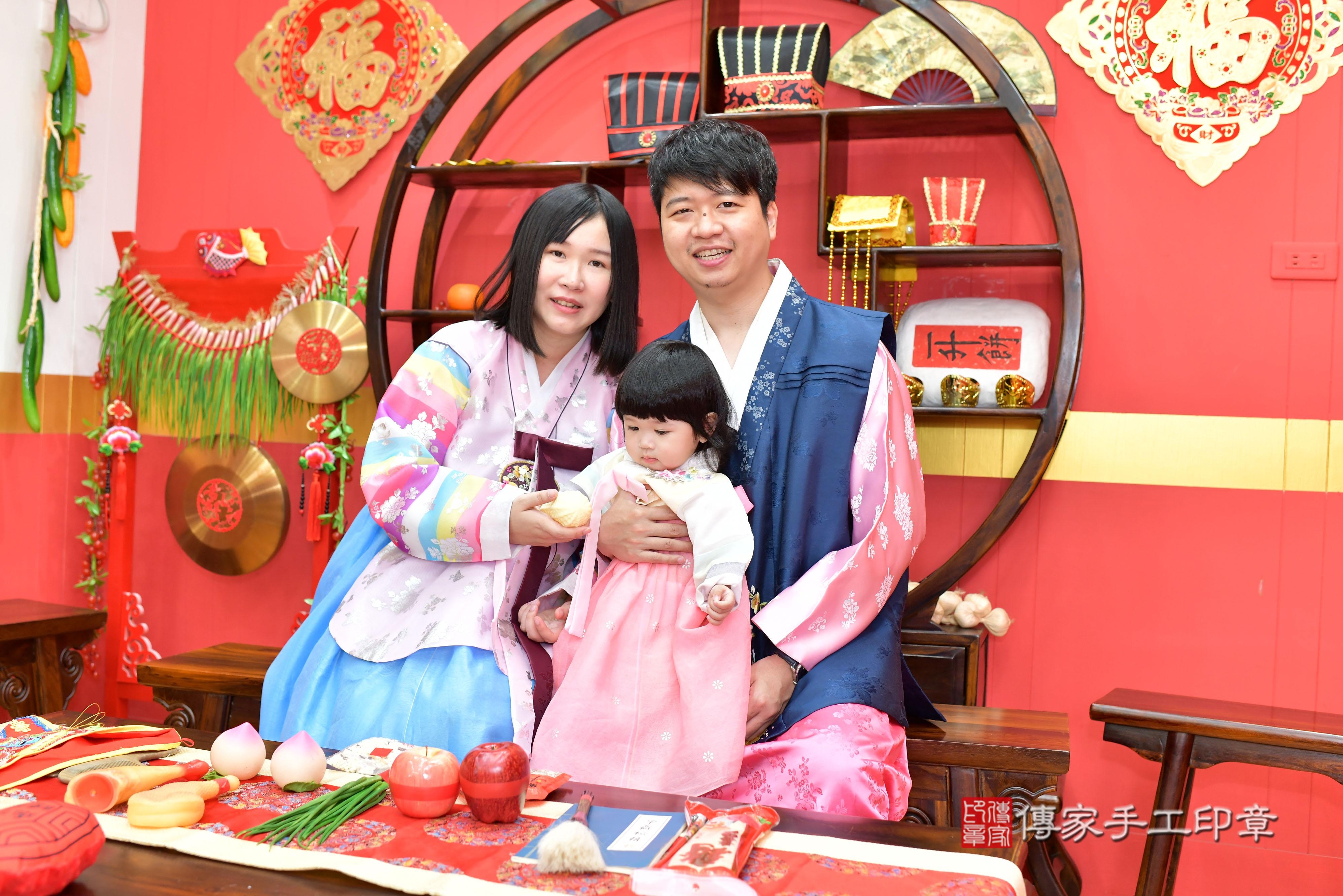 傳家手工印章桃園店、抓周、度脺、美式風會場、傳家嬰兒古禮、吉祥話、抓周道具物品24種、拍照。抓周證書。寶寶抓周、滿周歲、生日快樂、祝福