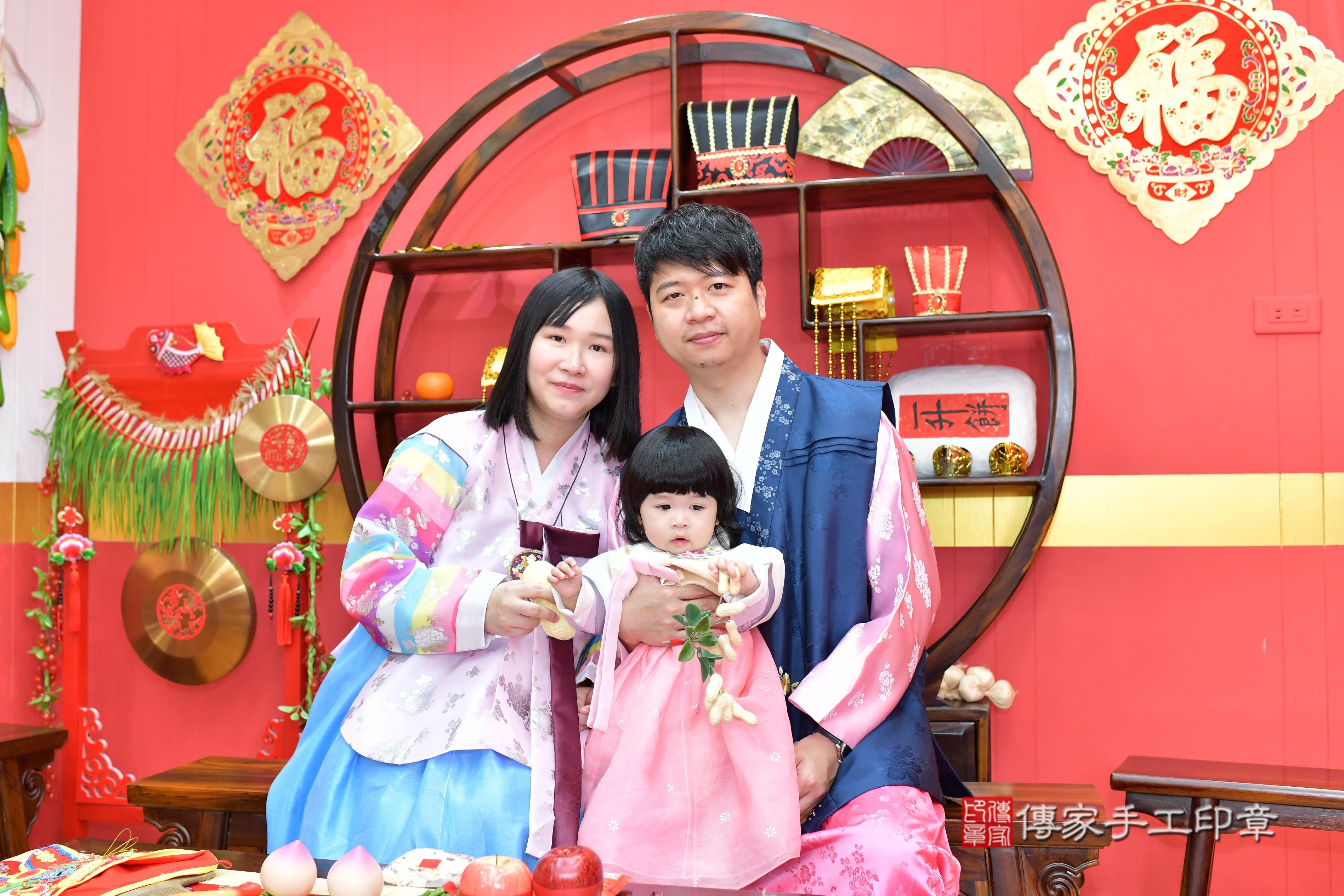 傳家手工印章桃園店、抓周、度脺、美式風會場、傳家嬰兒古禮、吉祥話、抓周道具物品24種、拍照。抓周證書。寶寶抓周、滿周歲、生日快樂、祝福
