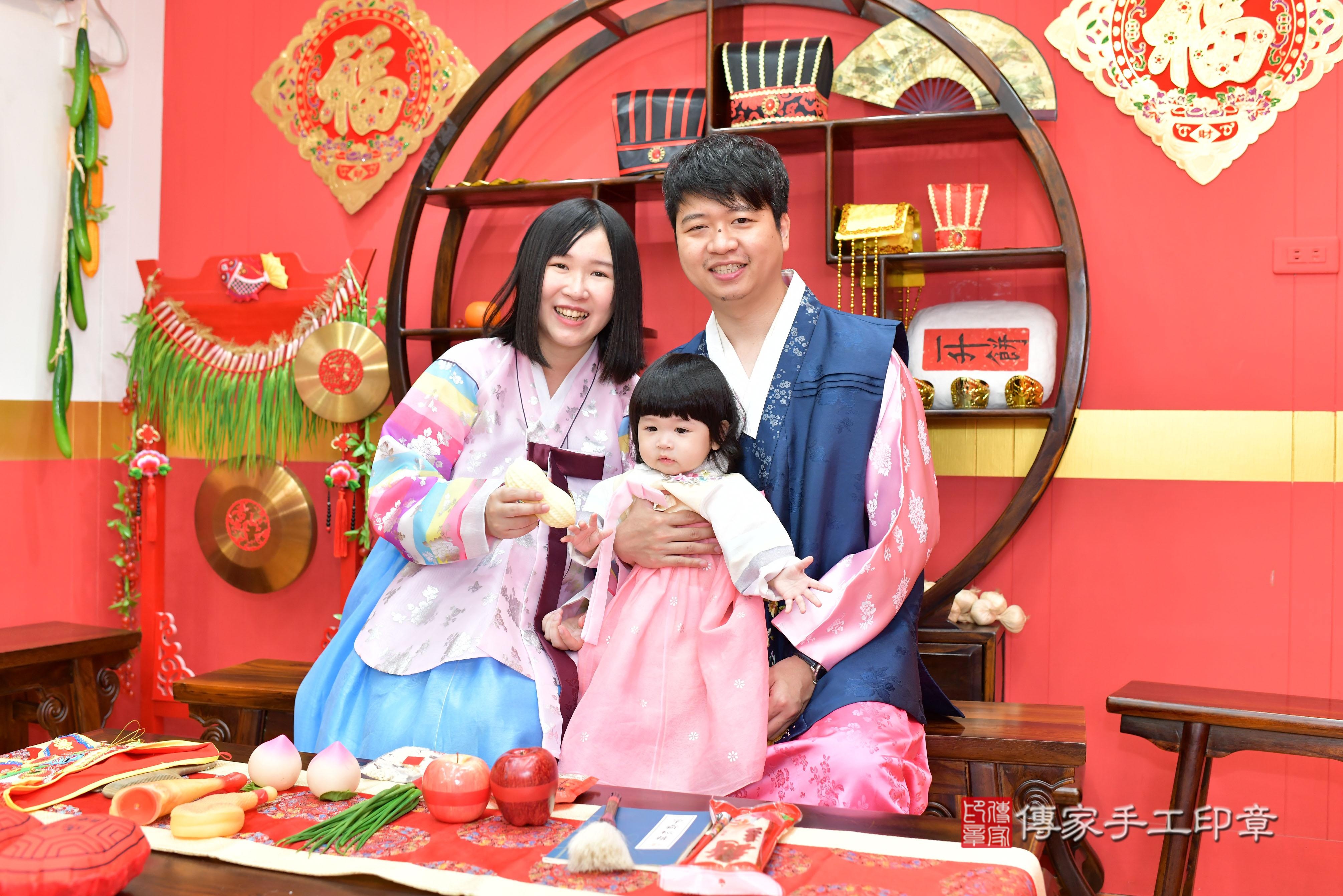 傳家手工印章桃園店、抓周、度脺、美式風會場、傳家嬰兒古禮、吉祥話、抓周道具物品24種、拍照。抓周證書。寶寶抓周、滿周歲、生日快樂、祝福