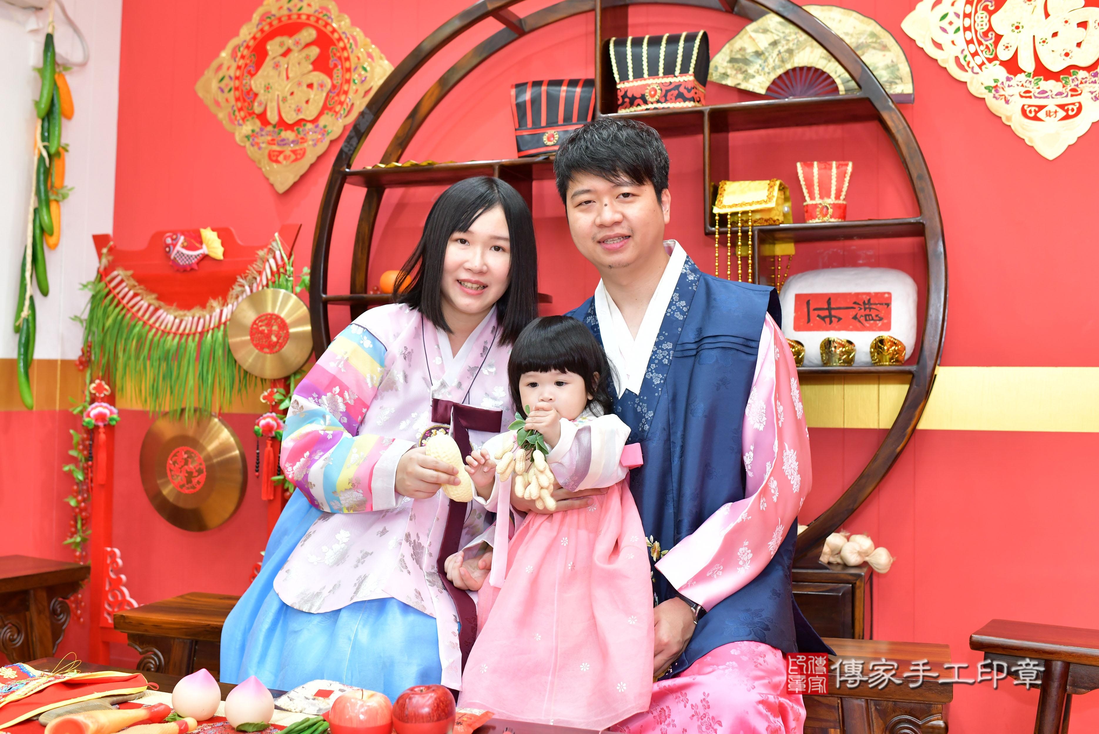 傳家手工印章桃園店、抓周、度脺、美式風會場、傳家嬰兒古禮、吉祥話、抓周道具物品24種、拍照。抓周證書。寶寶抓周、滿周歲、生日快樂、祝福