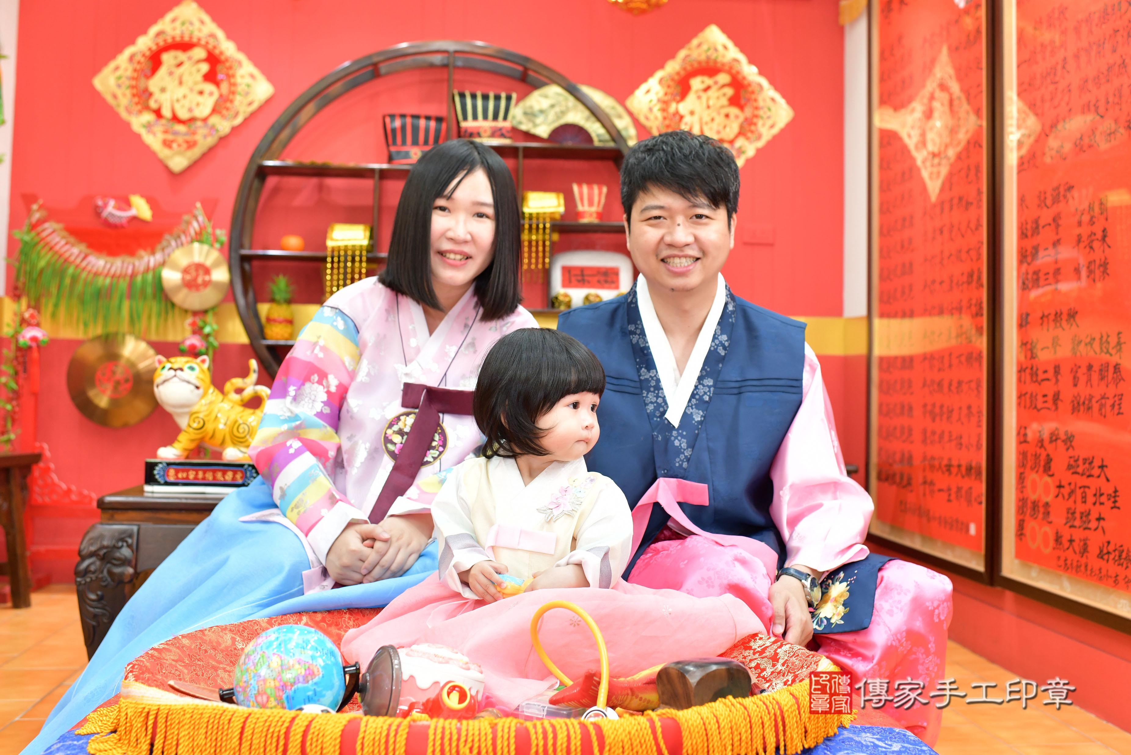 傳家手工印章桃園店、抓周、度脺、美式風會場、傳家嬰兒古禮、吉祥話、抓周道具物品24種、拍照。抓周證書。寶寶抓周、滿周歲、生日快樂、祝福