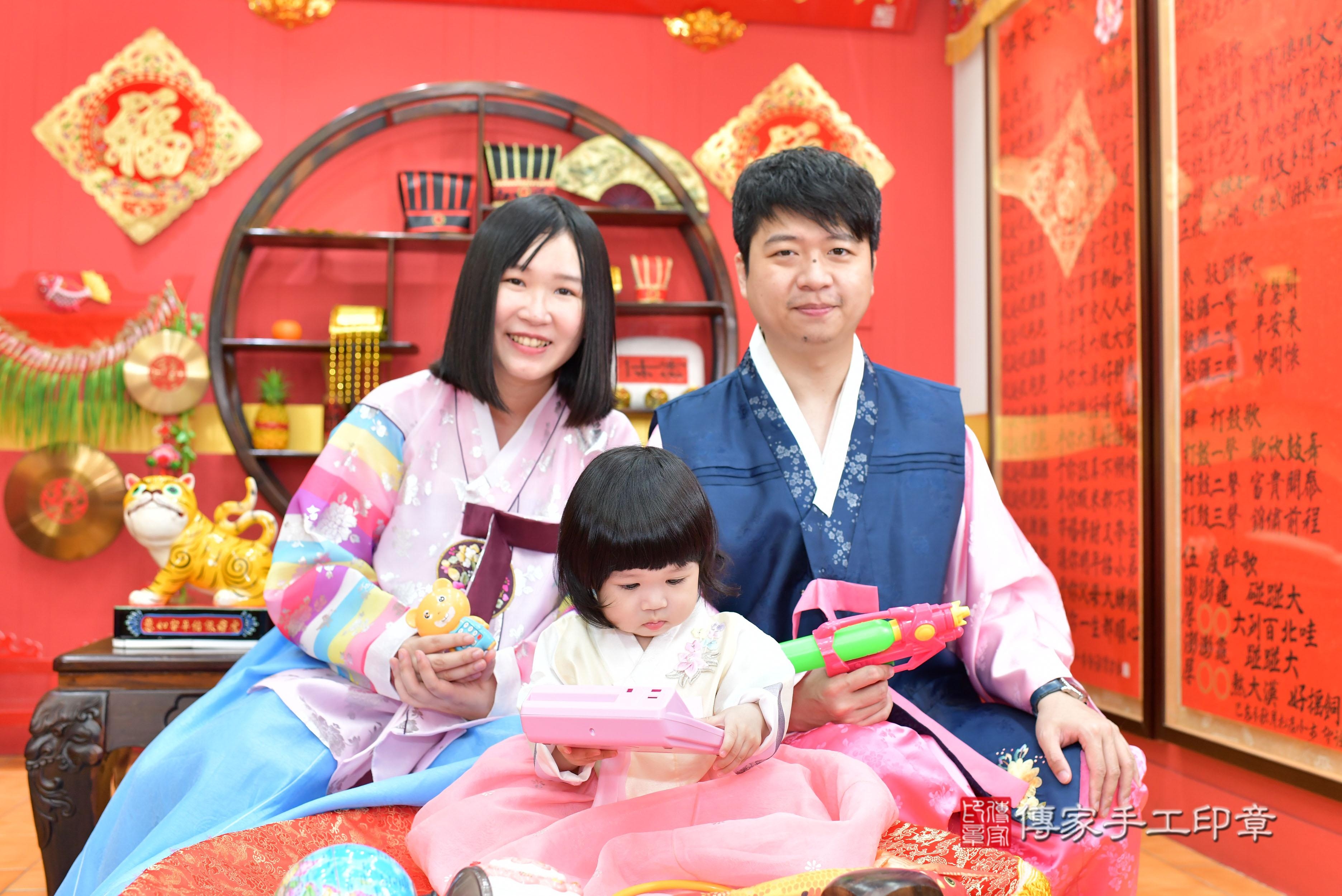 傳家手工印章桃園店、抓周、度脺、美式風會場、傳家嬰兒古禮、吉祥話、抓周道具物品24種、拍照。抓周證書。寶寶抓周、滿周歲、生日快樂、祝福
