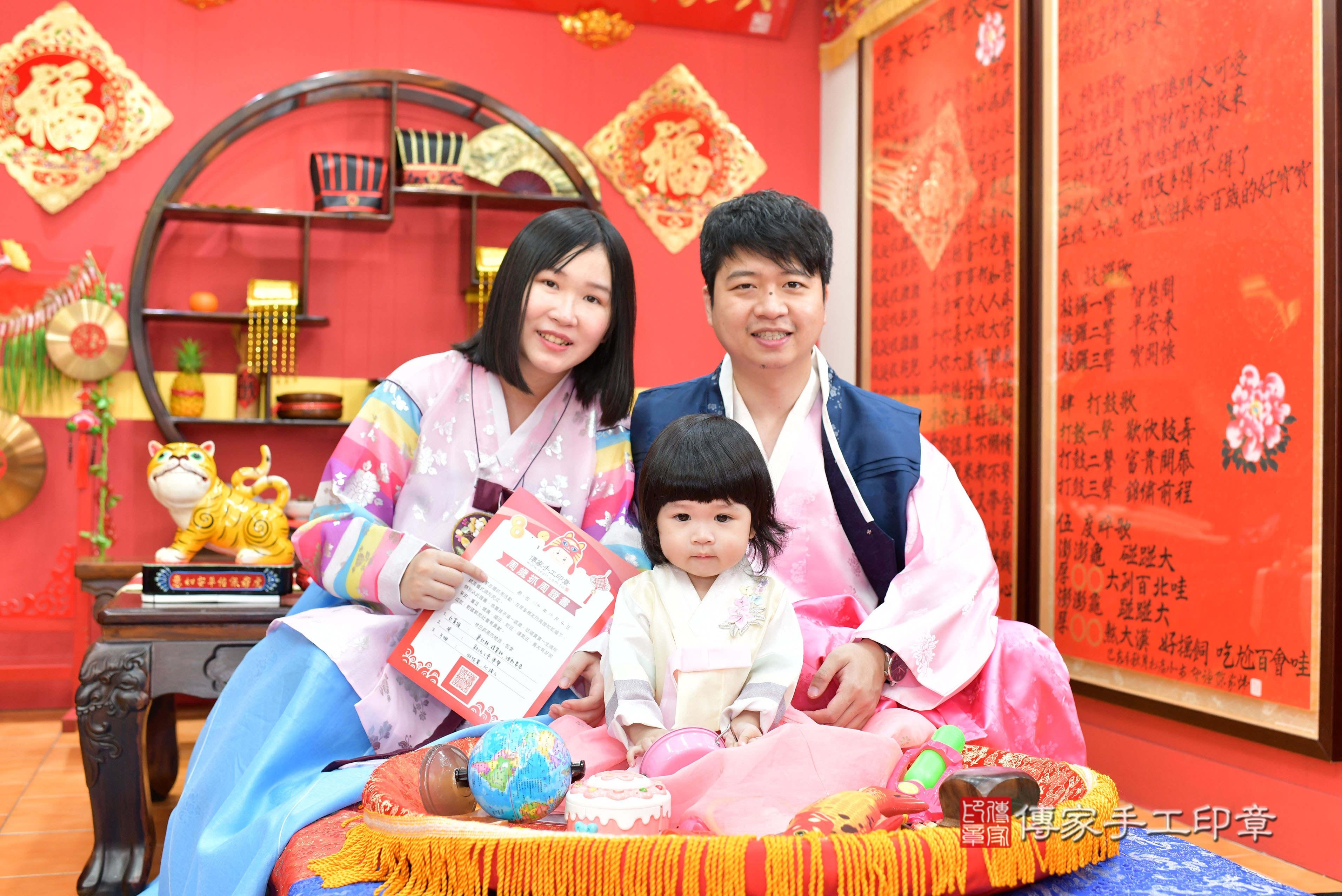 傳家手工印章桃園店、抓周、度脺、美式風會場、傳家嬰兒古禮、吉祥話、抓周道具物品24種、拍照。抓周證書。寶寶抓周、滿周歲、生日快樂、祝福