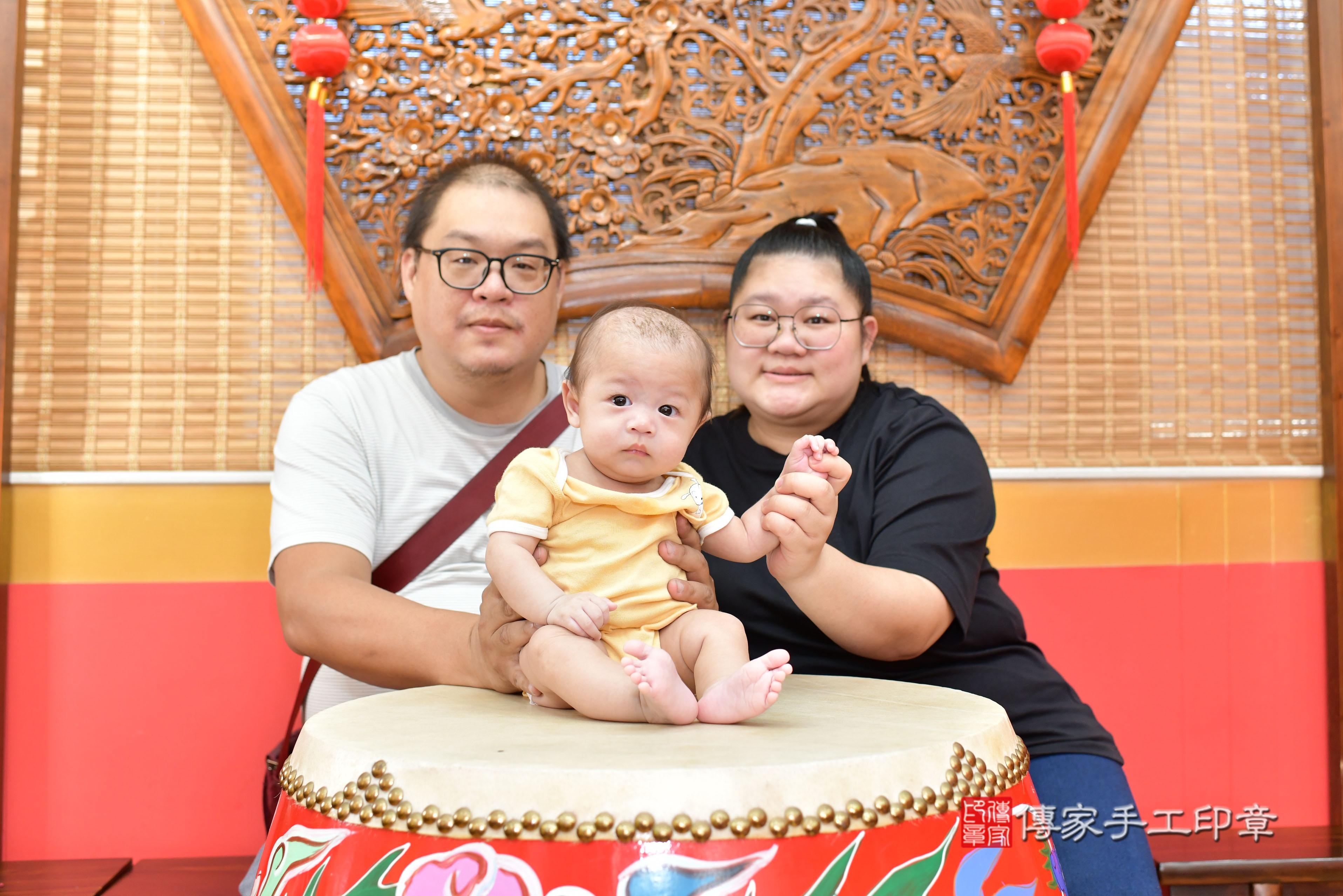 傳家手工印章桃園店、抓周、度脺、美式風會場、傳家嬰兒古禮、吉祥話、抓周道具物品24種、拍照。抓周證書。寶寶抓周、滿周歲、生日快樂、祝福