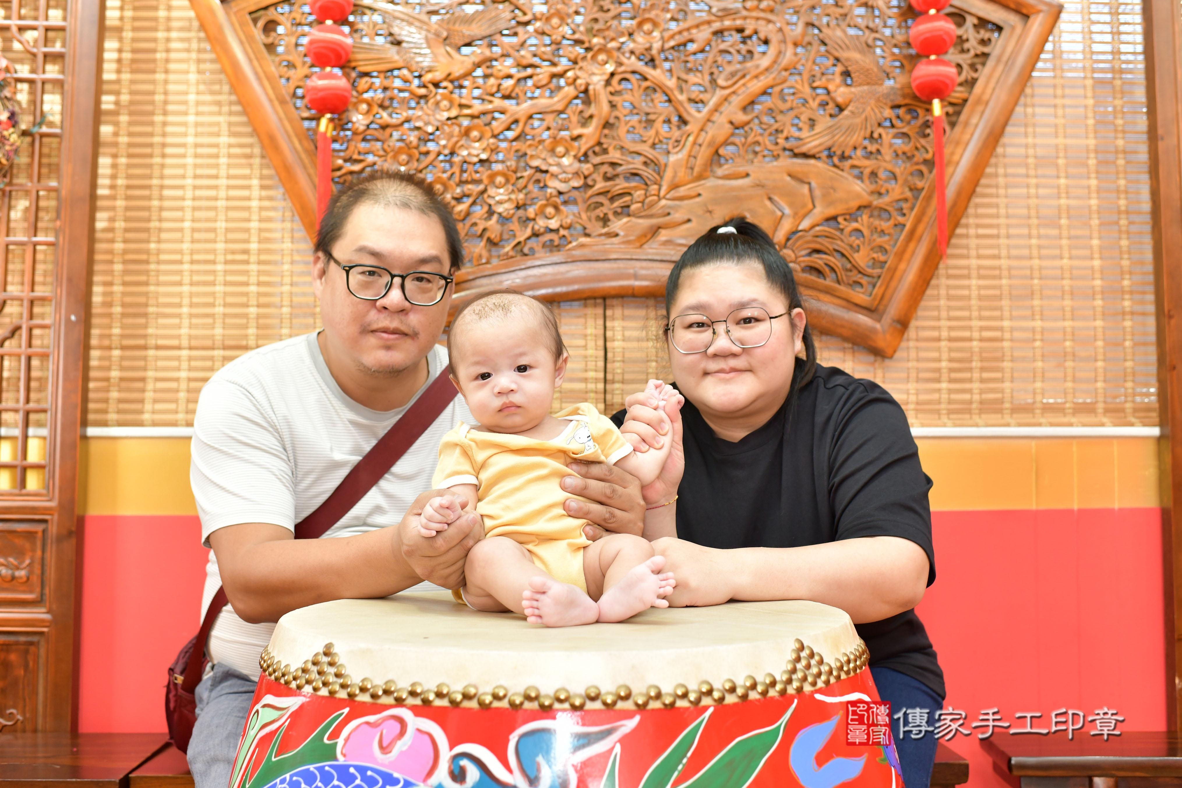 傳家手工印章桃園店、抓周、度脺、美式風會場、傳家嬰兒古禮、吉祥話、抓周道具物品24種、拍照。抓周證書。寶寶抓周、滿周歲、生日快樂、祝福