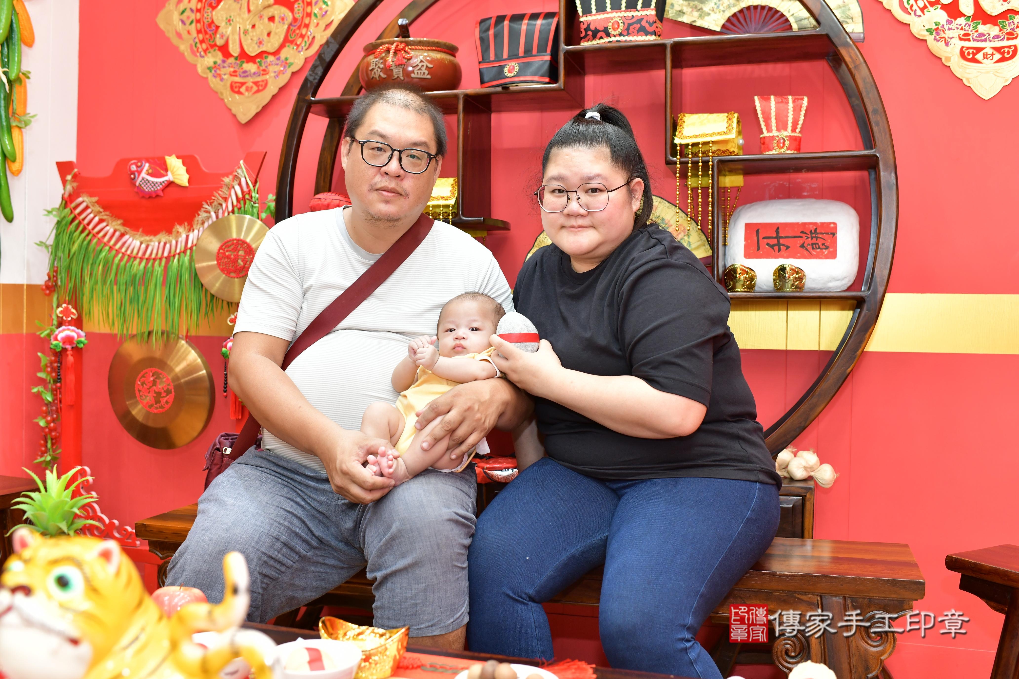 傳家手工印章桃園店、抓周、度脺、美式風會場、傳家嬰兒古禮、吉祥話、抓周道具物品24種、拍照。抓周證書。寶寶抓周、滿周歲、生日快樂、祝福