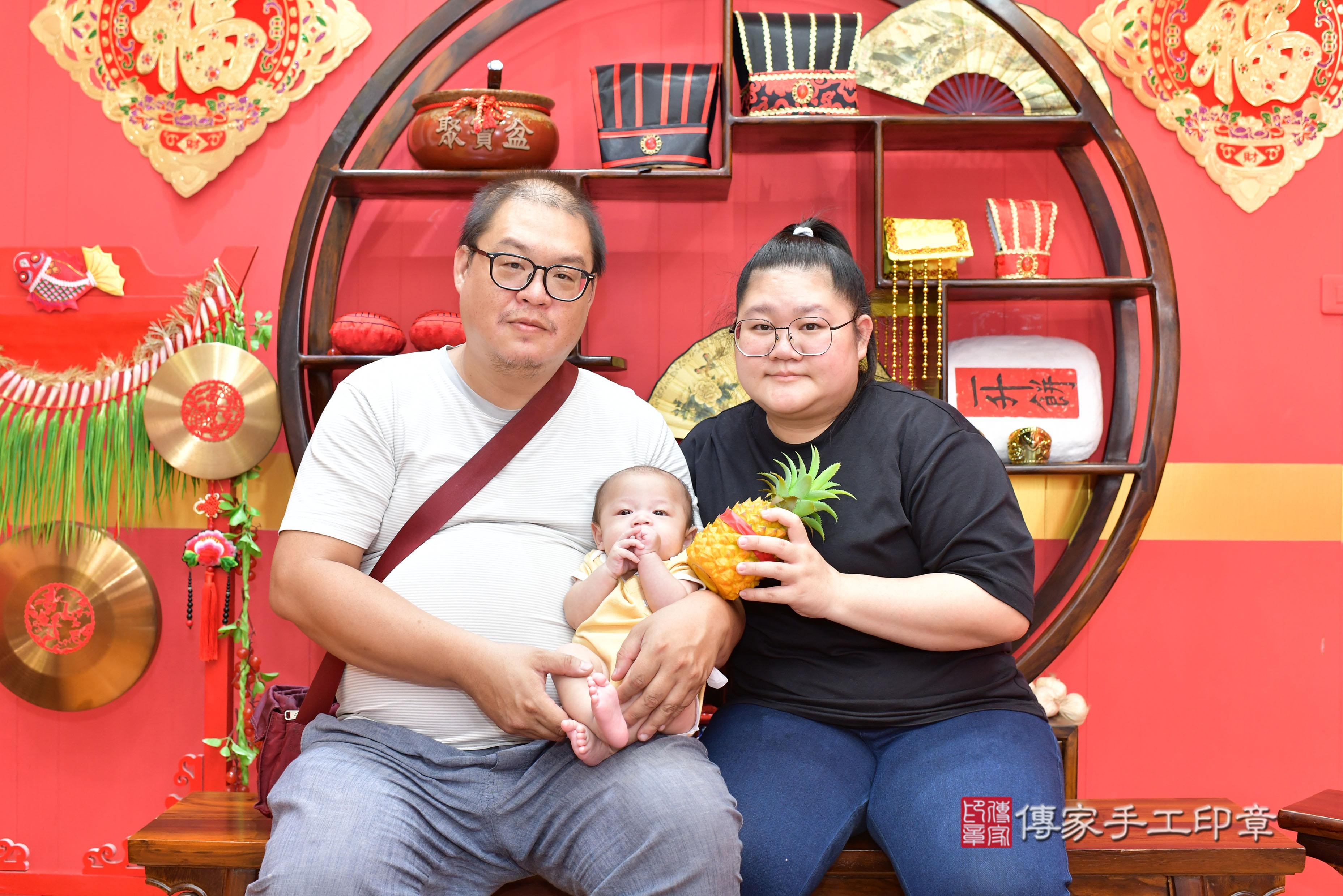傳家手工印章桃園店、抓周、度脺、美式風會場、傳家嬰兒古禮、吉祥話、抓周道具物品24種、拍照。抓周證書。寶寶抓周、滿周歲、生日快樂、祝福