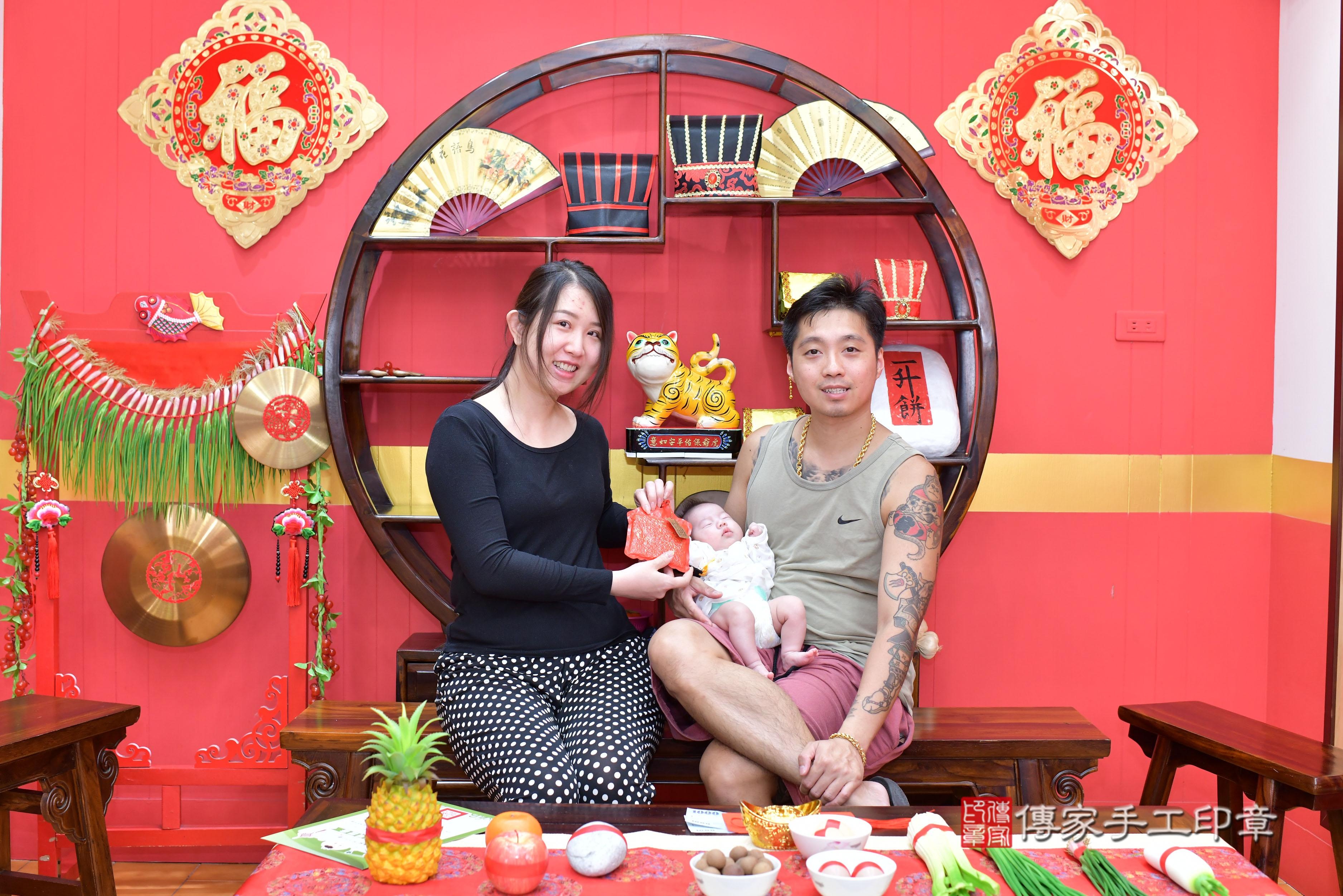 傳家手工印章桃園店、抓周、度脺、美式風會場、傳家嬰兒古禮、吉祥話、抓周道具物品24種、拍照。抓周證書。寶寶抓周、滿周歲、生日快樂、祝福