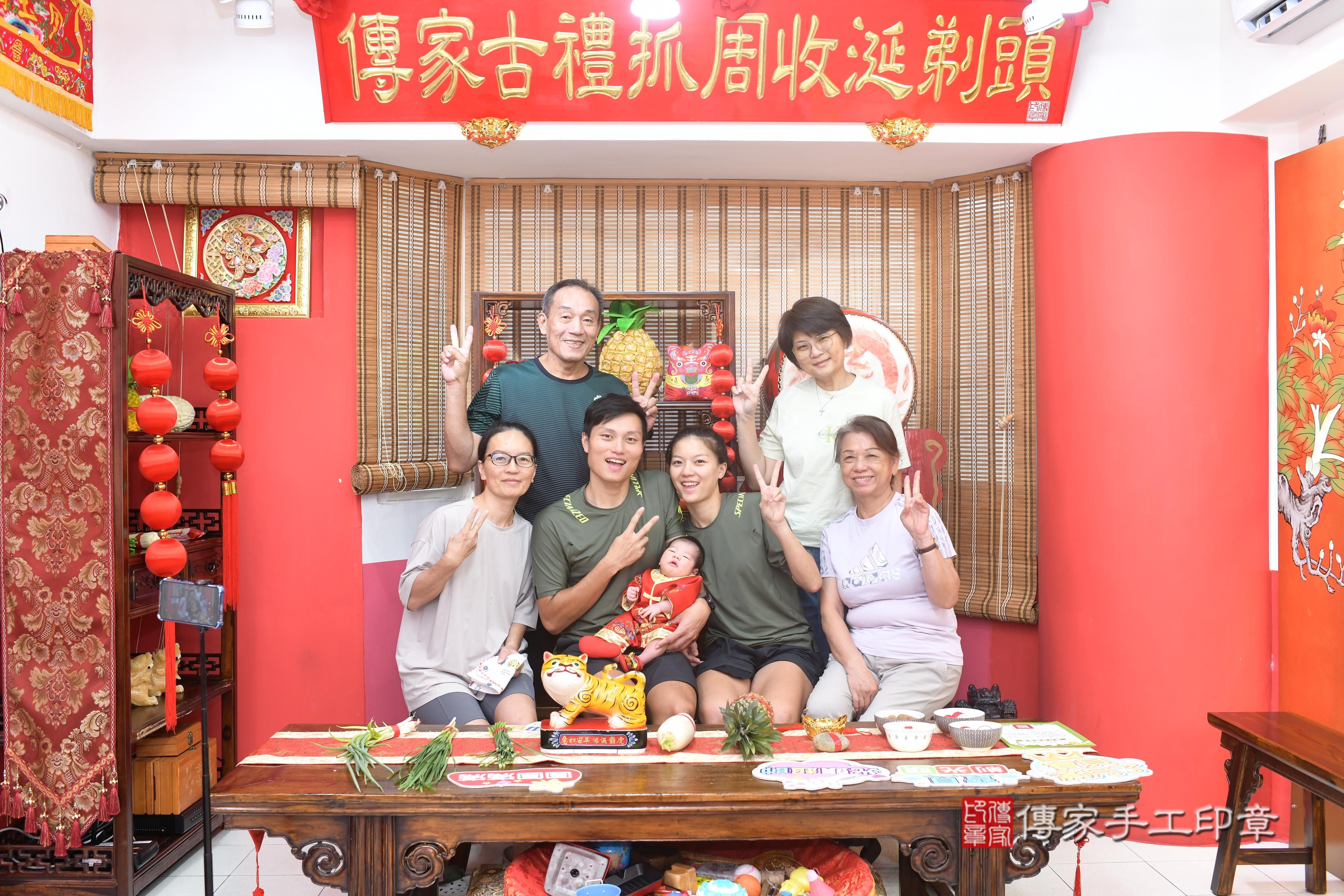 傳家手工印章高雄店、抓周、度脺、中國風會場、傳家嬰兒古禮、吉祥話、抓周道具物品24種、拍照。抓周證書。寶寶抓周、滿周歲、生日快樂、祝福