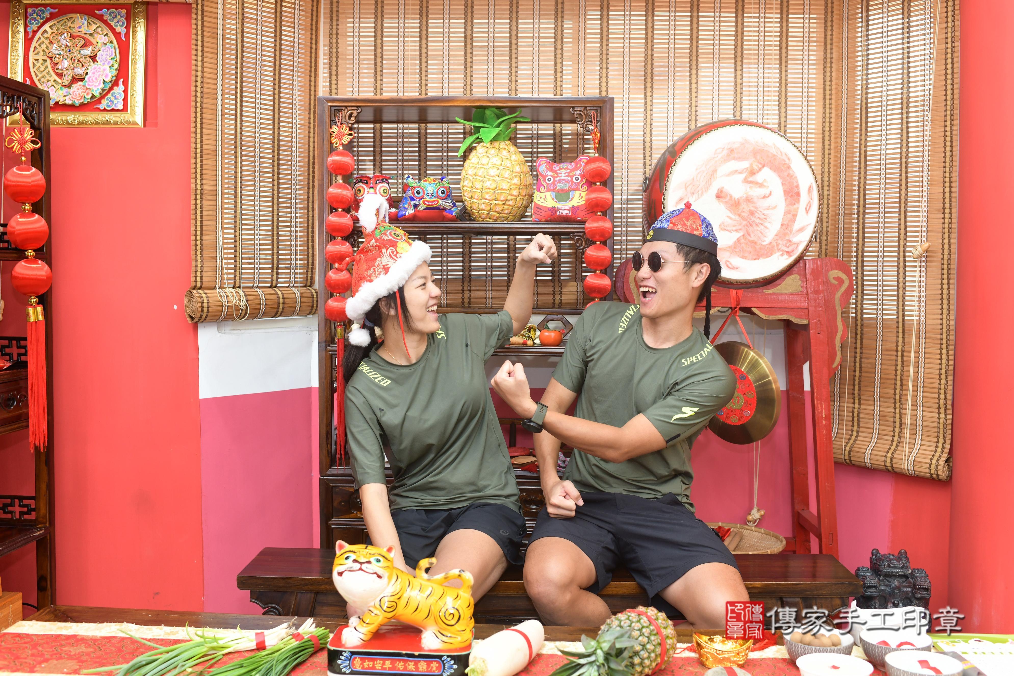 傳家手工印章高雄店、抓周、度脺、中國風會場、傳家嬰兒古禮、吉祥話、抓周道具物品24種、拍照。抓周證書。寶寶抓周、滿周歲、生日快樂、祝福