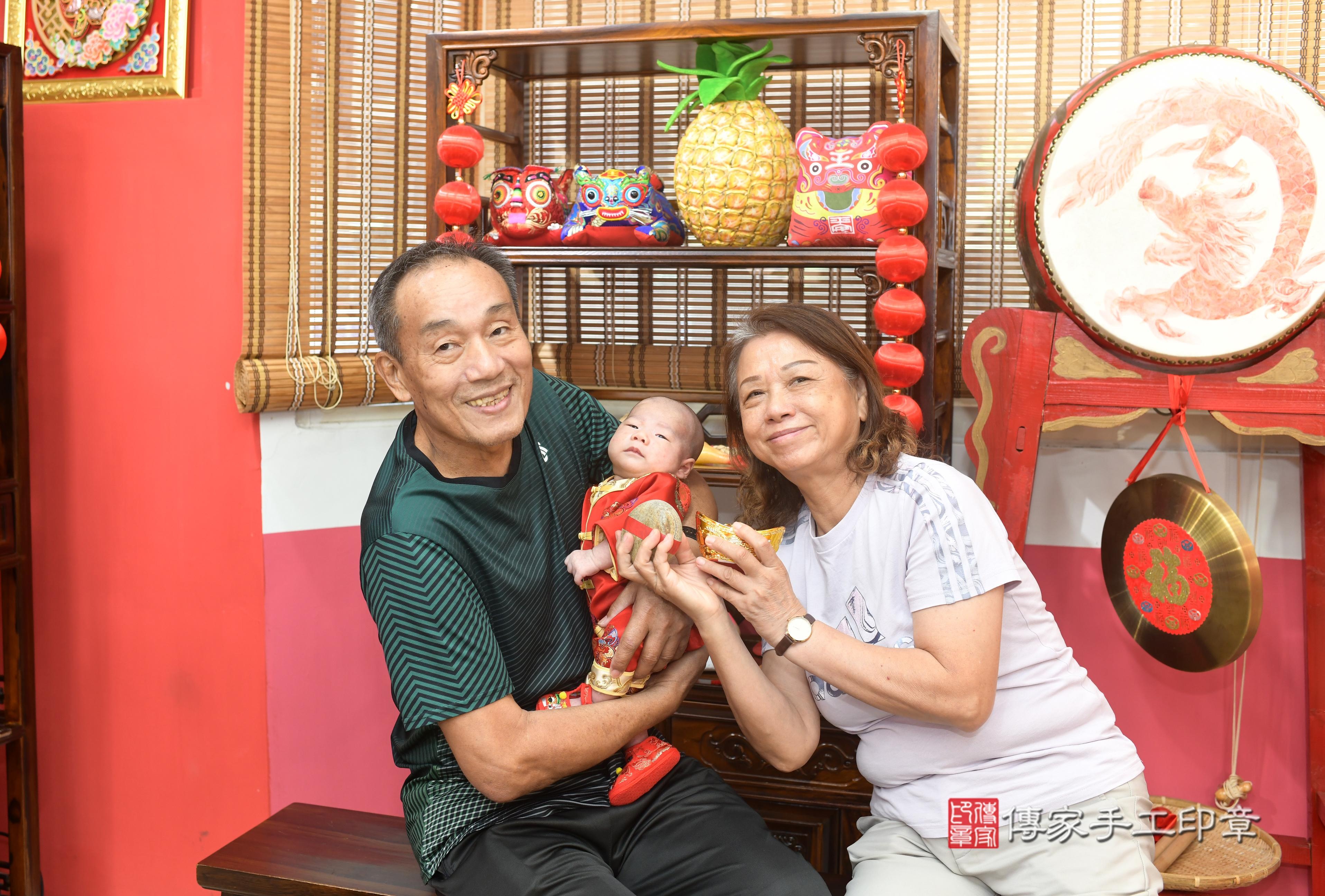 傳家手工印章高雄店、抓周、度脺、中國風會場、傳家嬰兒古禮、吉祥話、抓周道具物品24種、拍照。抓周證書。寶寶抓周、滿周歲、生日快樂、祝福