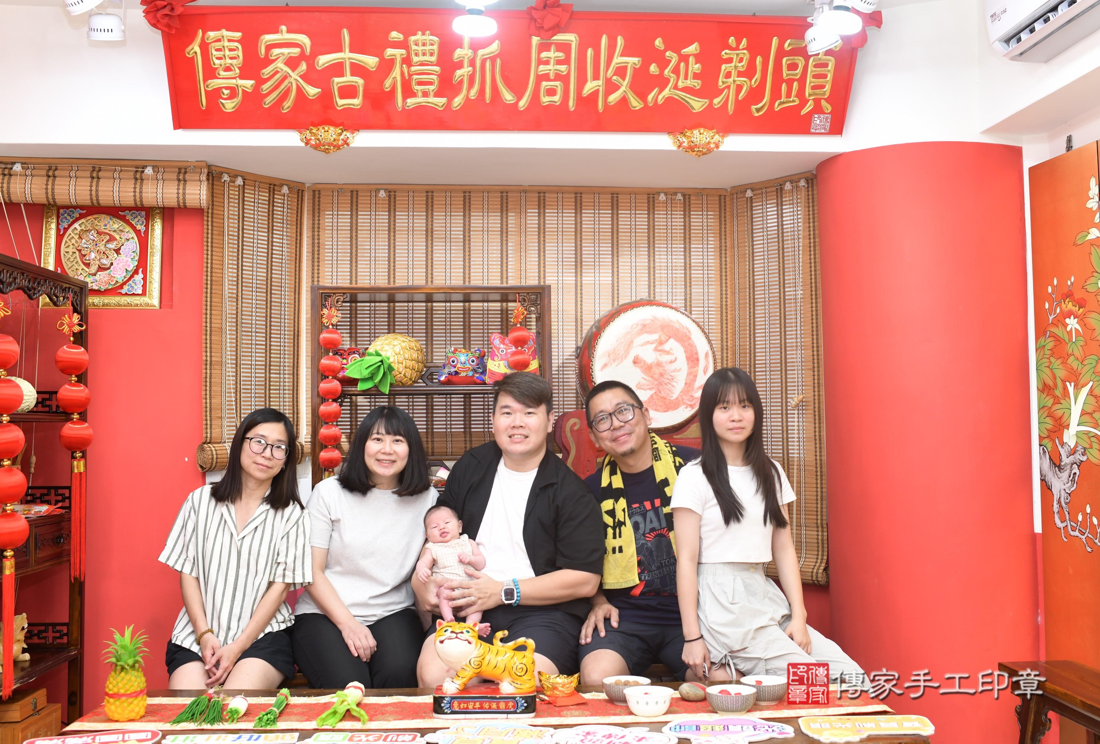傳家手工印章高雄店、抓周、度脺、中國風會場、傳家嬰兒古禮、吉祥話、抓周道具物品24種、拍照。抓周證書。寶寶抓周、滿周歲、生日快樂、祝福