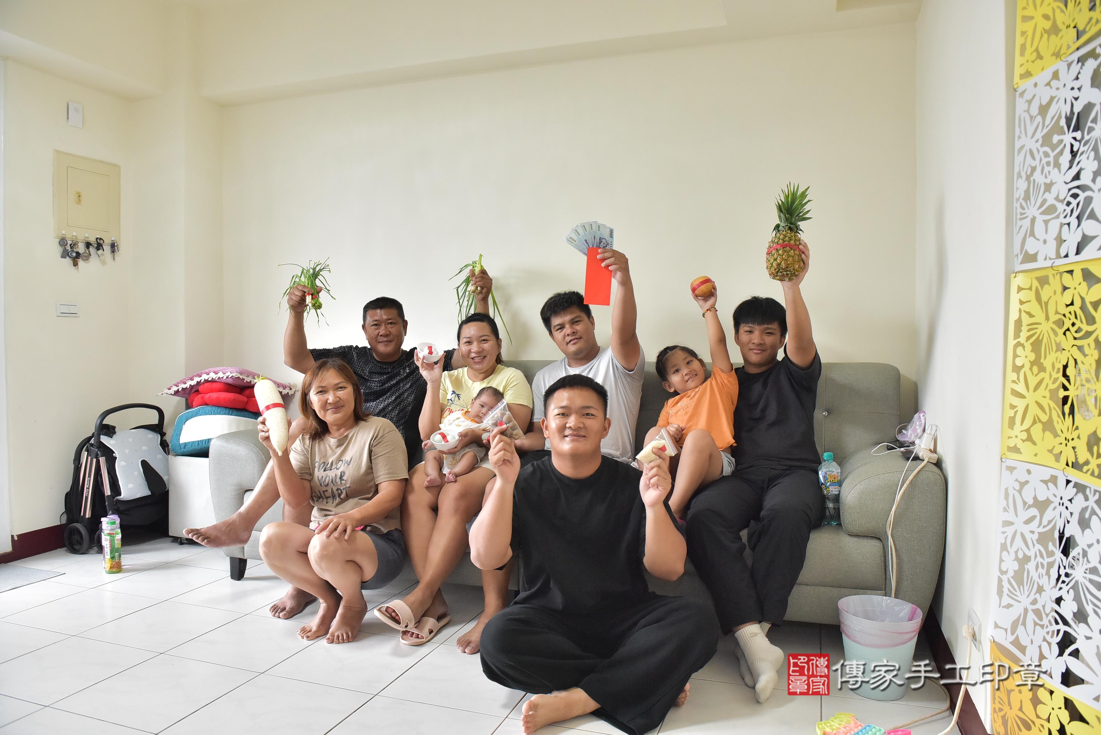 傳家手工印章高雄店、抓周、度脺、中國風會場、傳家嬰兒古禮、吉祥話、抓周道具物品24種、拍照。抓周證書。寶寶抓周、滿周歲、生日快樂、祝福