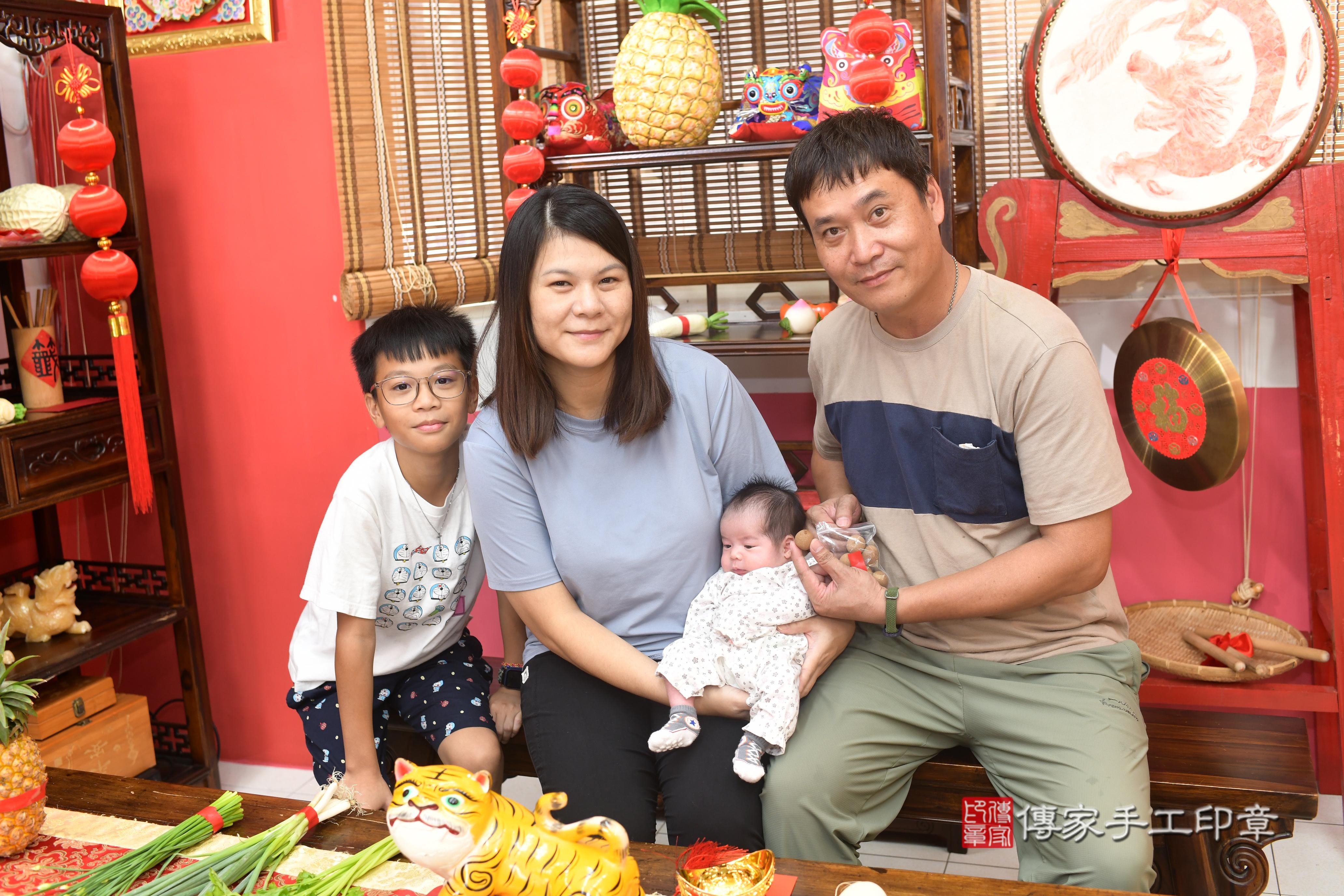 傳家手工印章高雄店、抓周、度脺、中國風會場、傳家嬰兒古禮、吉祥話、抓周道具物品24種、拍照。抓周證書。寶寶抓周、滿周歲、生日快樂、祝福