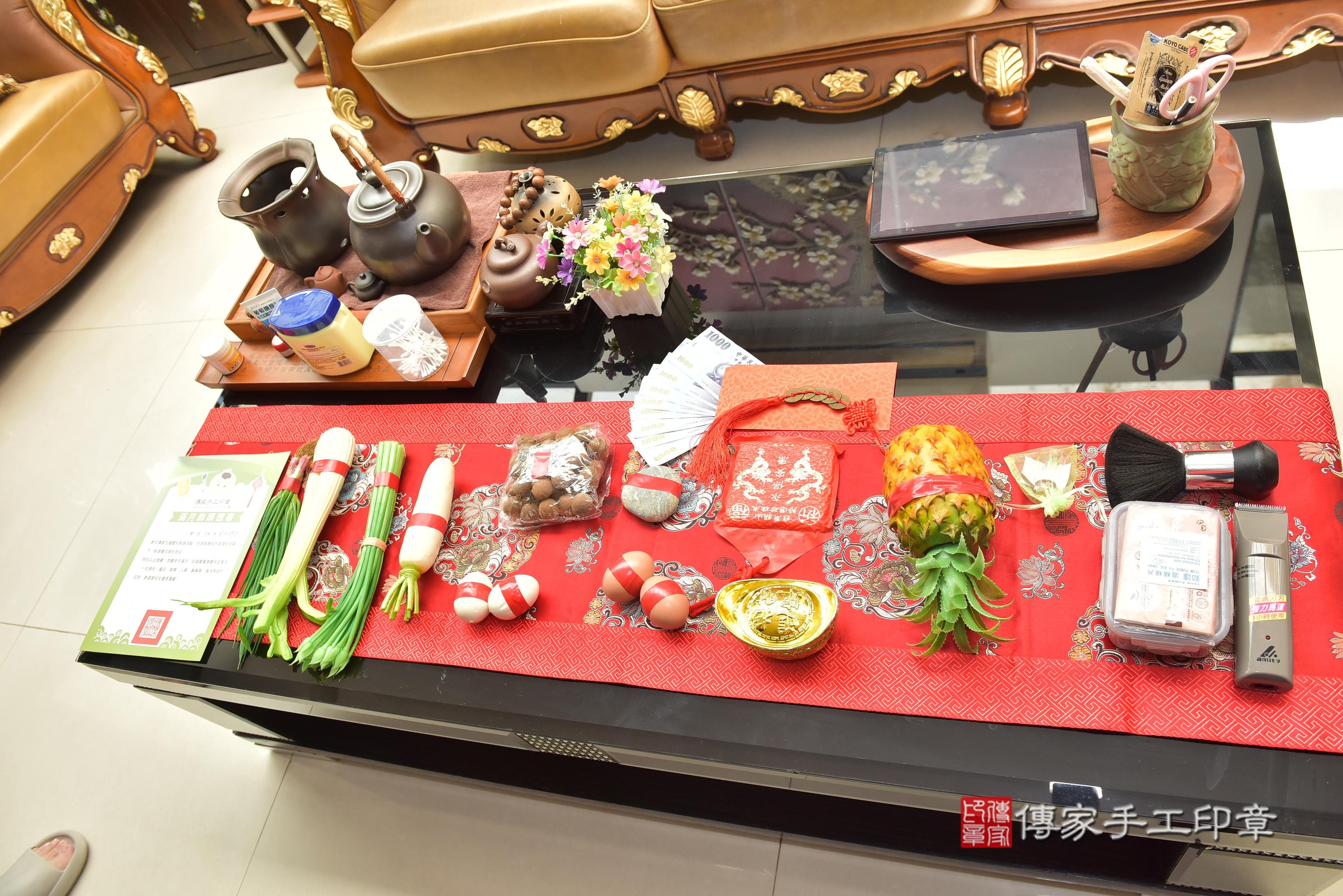 傳家手工印章高雄店、抓周、度脺、中國風會場、傳家嬰兒古禮、吉祥話、抓周道具物品24種、拍照。抓周證書。寶寶抓周、滿周歲、生日快樂、祝福