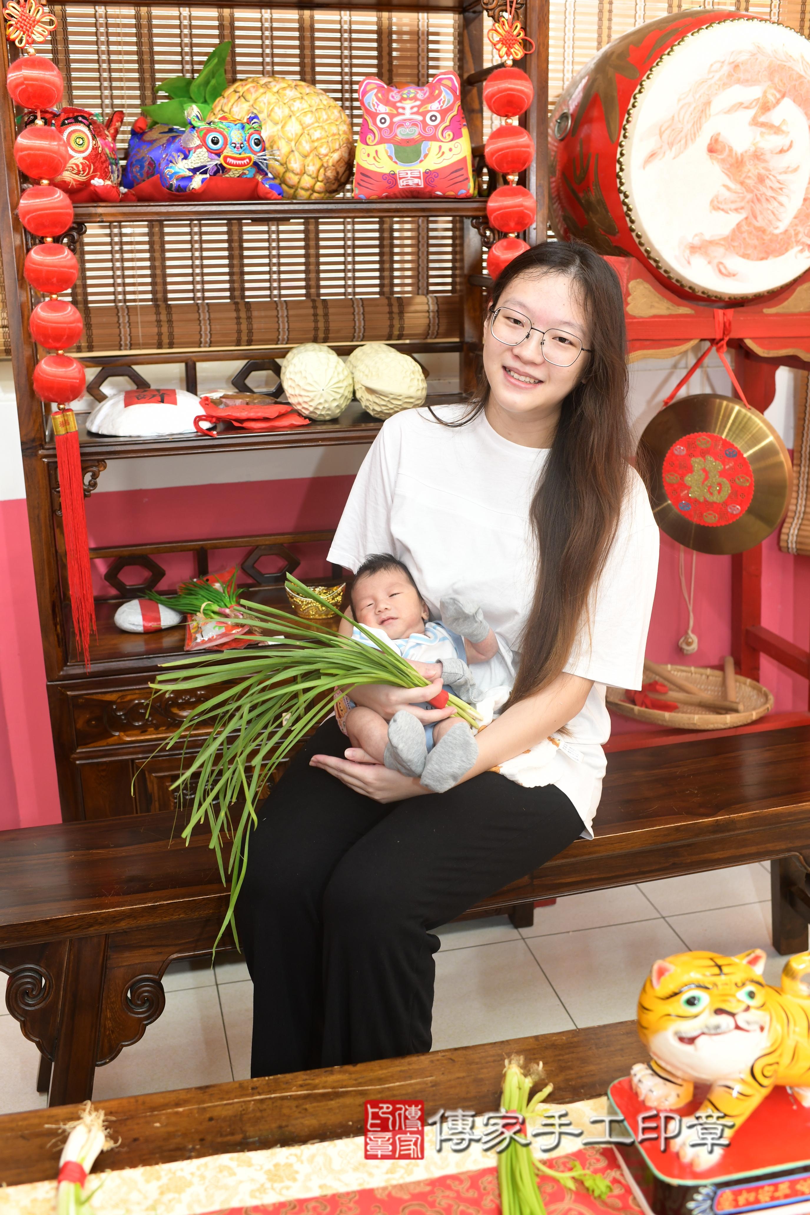 傳家手工印章高雄店、抓周、度脺、中國風會場、傳家嬰兒古禮、吉祥話、抓周道具物品24種、拍照。抓周證書。寶寶抓周、滿周歲、生日快樂、祝福