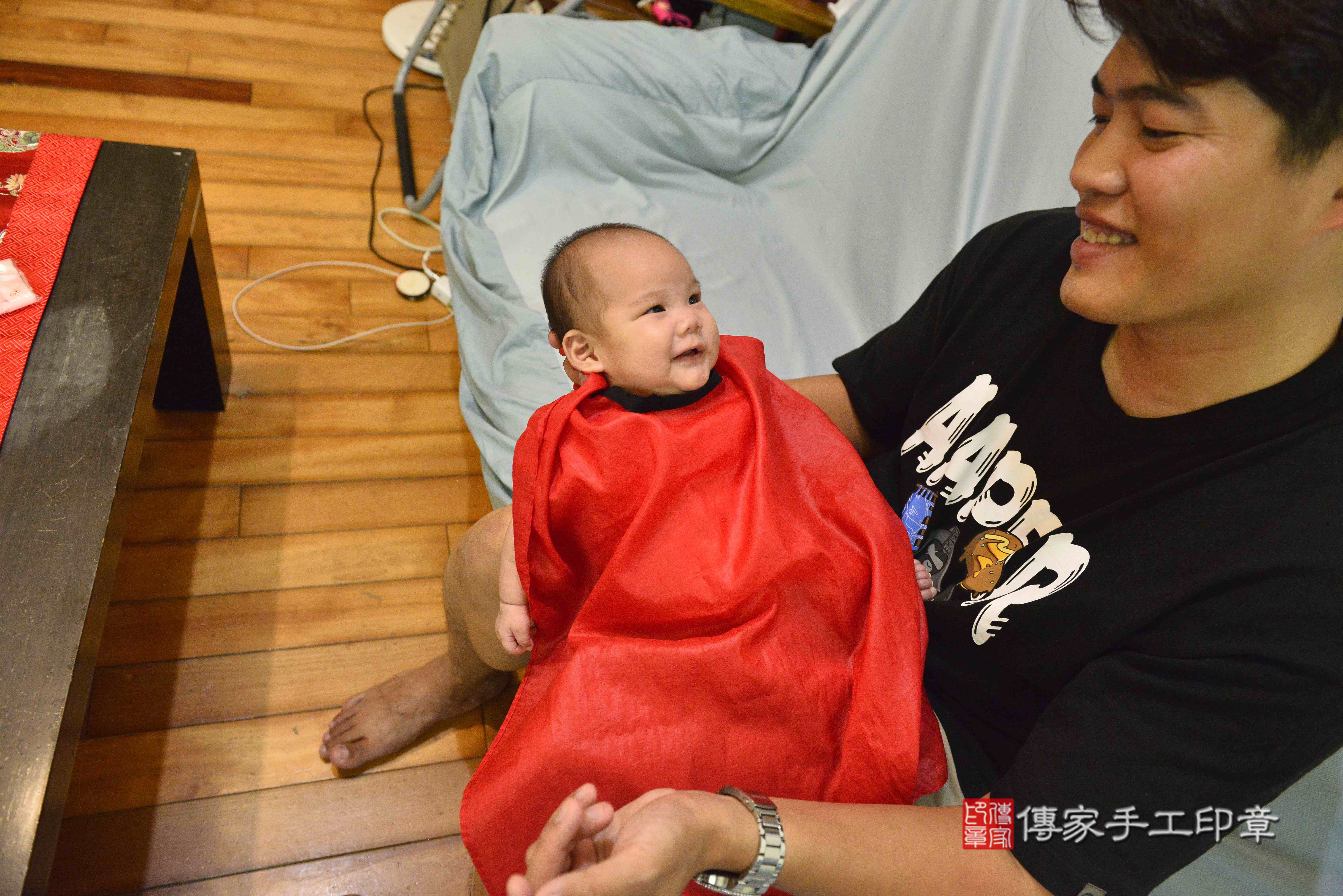 傳家手工印章高雄店、抓周、度脺、中國風會場、傳家嬰兒古禮、吉祥話、抓周道具物品24種、拍照。抓周證書。寶寶抓周、滿周歲、生日快樂、祝福 傳家手工印章高雄店、抓周、度脺、中國風會場、傳家嬰兒古禮、吉祥話、抓周道具物品24種、拍照。抓周證書。寶寶抓周、滿周歲、生日快樂、祝福