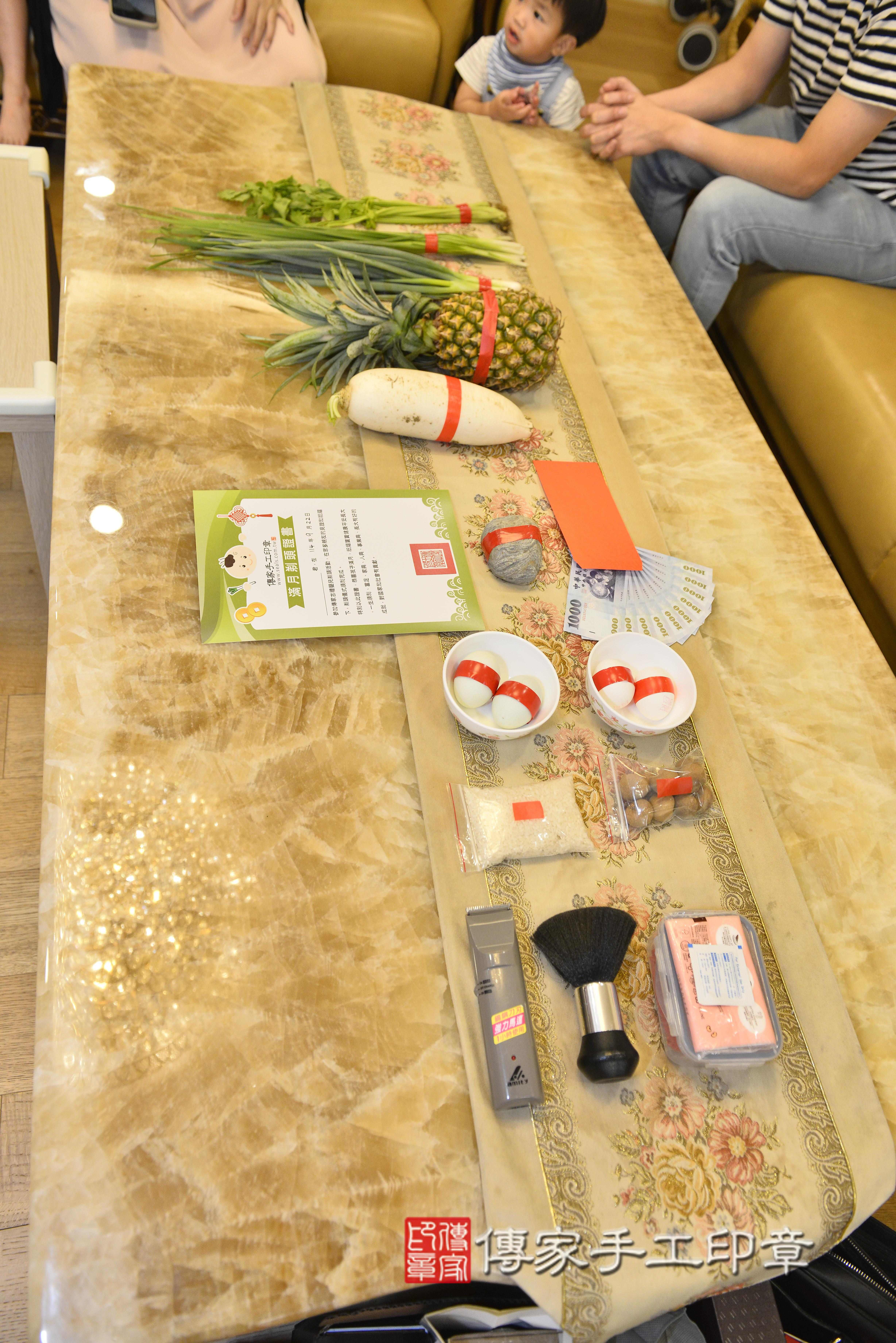 傳家手工印章高雄店、抓周、度脺、中國風會場、傳家嬰兒古禮、吉祥話、抓周道具物品24種、拍照。抓周證書。寶寶抓周、滿周歲、生日快樂、祝福 傳家手工印章高雄店、抓周、度脺、中國風會場、傳家嬰兒古禮、吉祥話、抓周道具物品24種、拍照。抓周證書。寶寶抓周、滿周歲、生日快樂、祝福