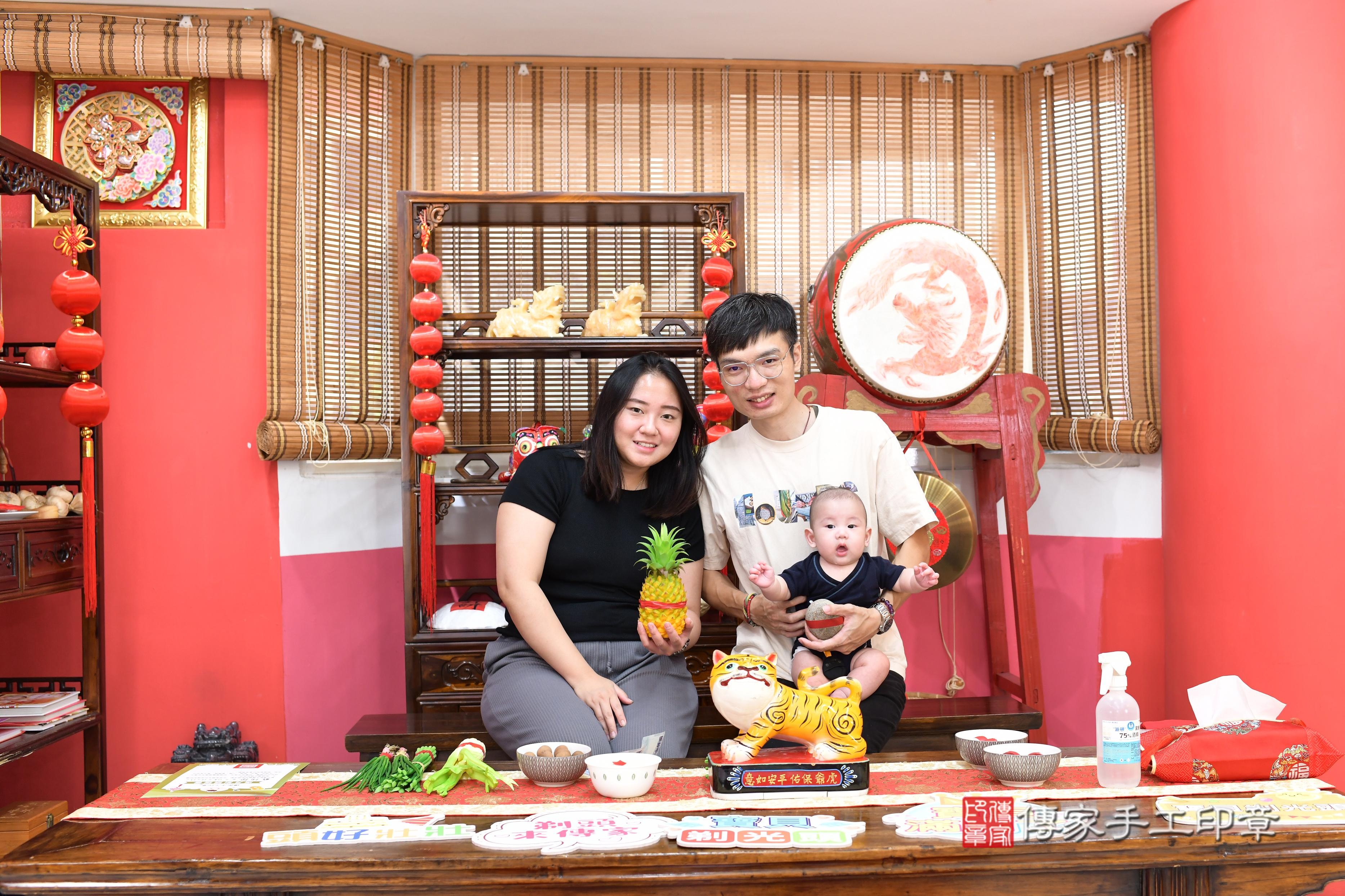 傳家手工印章高雄店、抓周、度脺、中國風會場、傳家嬰兒古禮、吉祥話、抓周道具物品24種、拍照。抓周證書。寶寶抓周、滿周歲、生日快樂、祝福 傳家手工印章高雄店、抓周、度脺、中國風會場、傳家嬰兒古禮、吉祥話、抓周道具物品24種、拍照。抓周證書。寶寶抓周、滿周歲、生日快樂、祝福