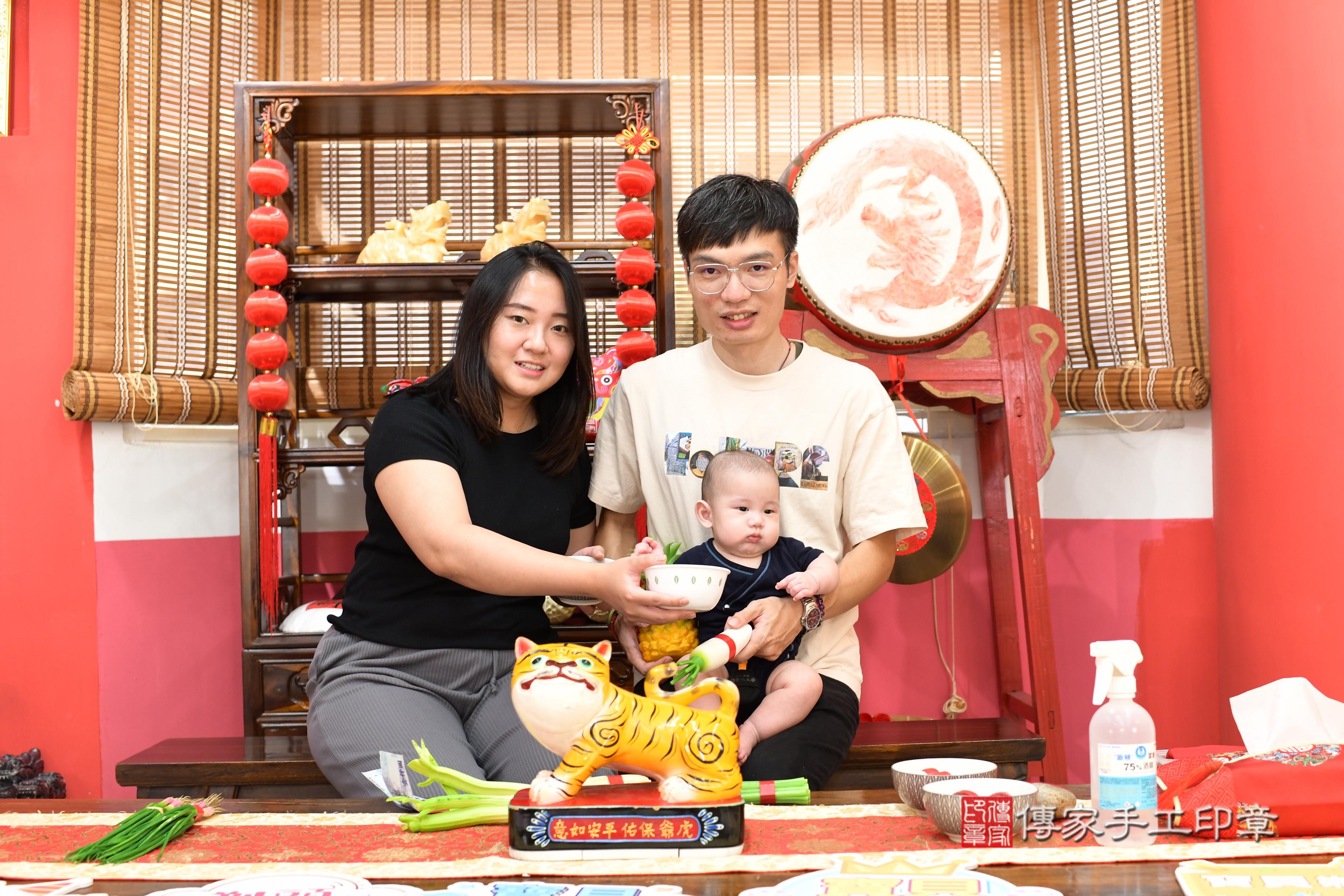 傳家手工印章高雄店、抓周、度脺、中國風會場、傳家嬰兒古禮、吉祥話、抓周道具物品24種、拍照。抓周證書。寶寶抓周、滿周歲、生日快樂、祝福 傳家手工印章高雄店、抓周、度脺、中國風會場、傳家嬰兒古禮、吉祥話、抓周道具物品24種、拍照。抓周證書。寶寶抓周、滿周歲、生日快樂、祝福