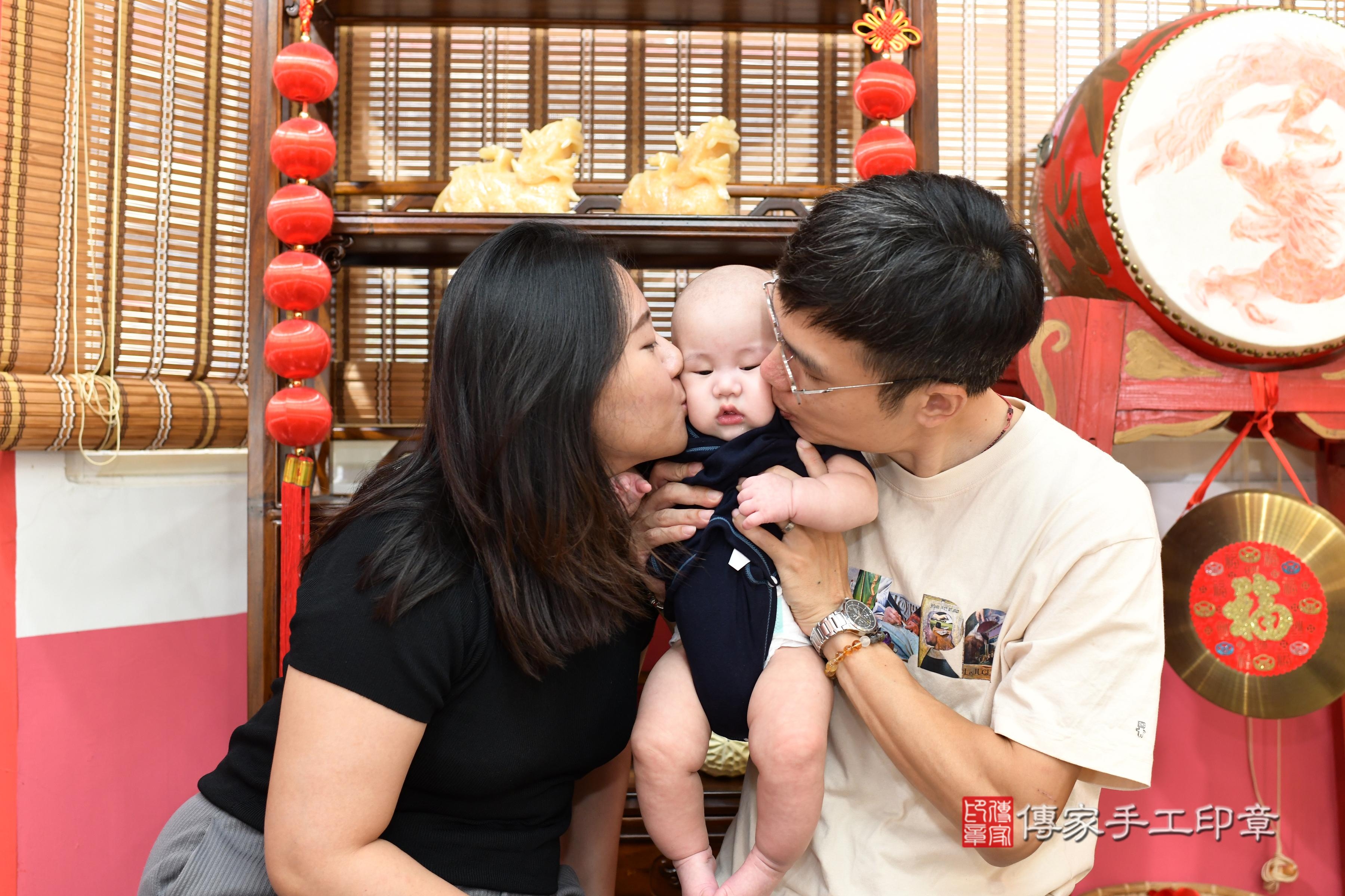 傳家手工印章高雄店、抓周、度脺、中國風會場、傳家嬰兒古禮、吉祥話、抓周道具物品24種、拍照。抓周證書。寶寶抓周、滿周歲、生日快樂、祝福 傳家手工印章高雄店、抓周、度脺、中國風會場、傳家嬰兒古禮、吉祥話、抓周道具物品24種、拍照。抓周證書。寶寶抓周、滿周歲、生日快樂、祝福