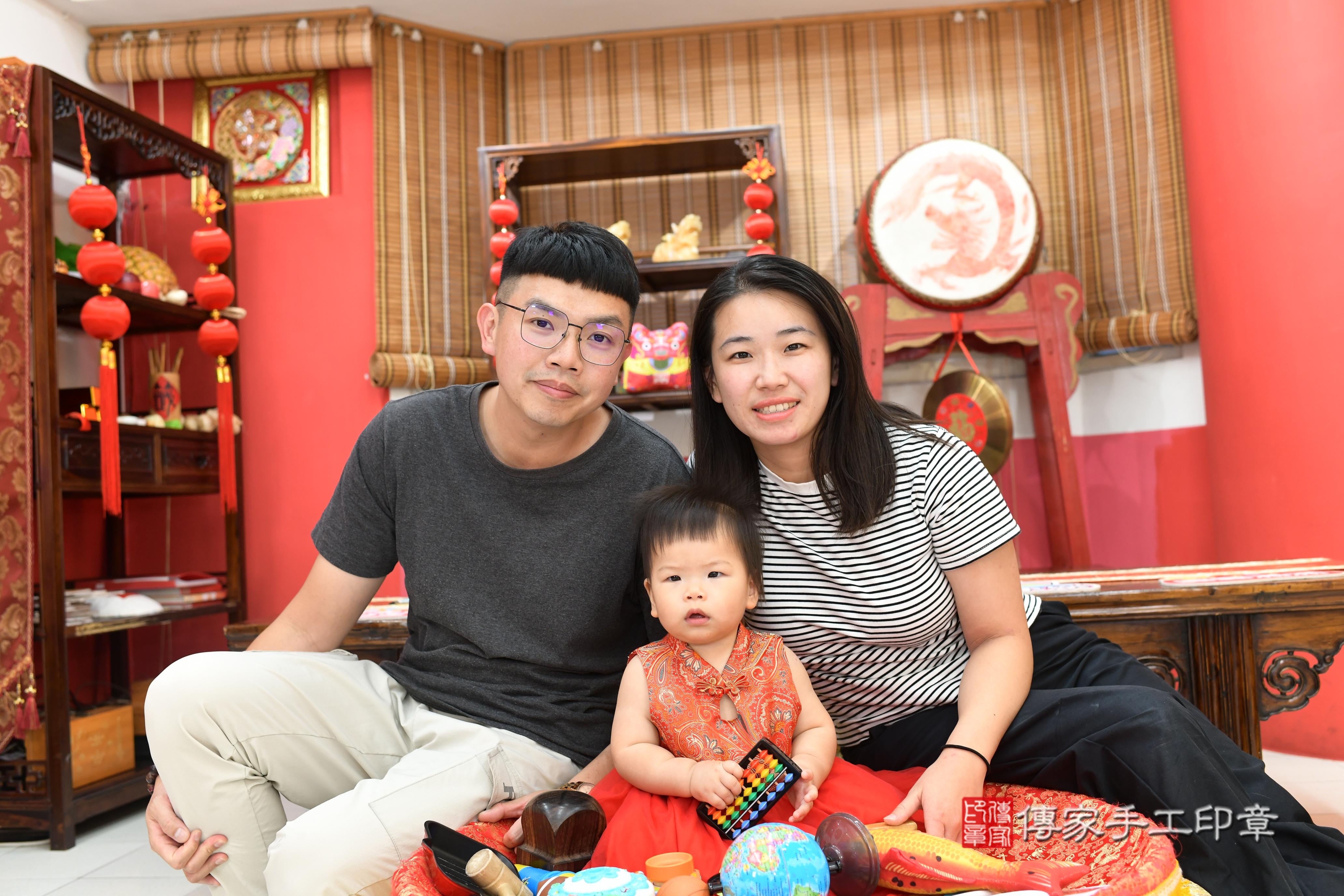 傳家手工印章高雄店、抓周、度脺、中國風會場、傳家嬰兒古禮、吉祥話、抓周道具物品24種、拍照。抓周證書。寶寶抓周、滿周歲、生日快樂、祝福 傳家手工印章高雄店、抓周、度脺、中國風會場、傳家嬰兒古禮、吉祥話、抓周道具物品24種、拍照。抓周證書。寶寶抓周、滿周歲、生日快樂、祝福