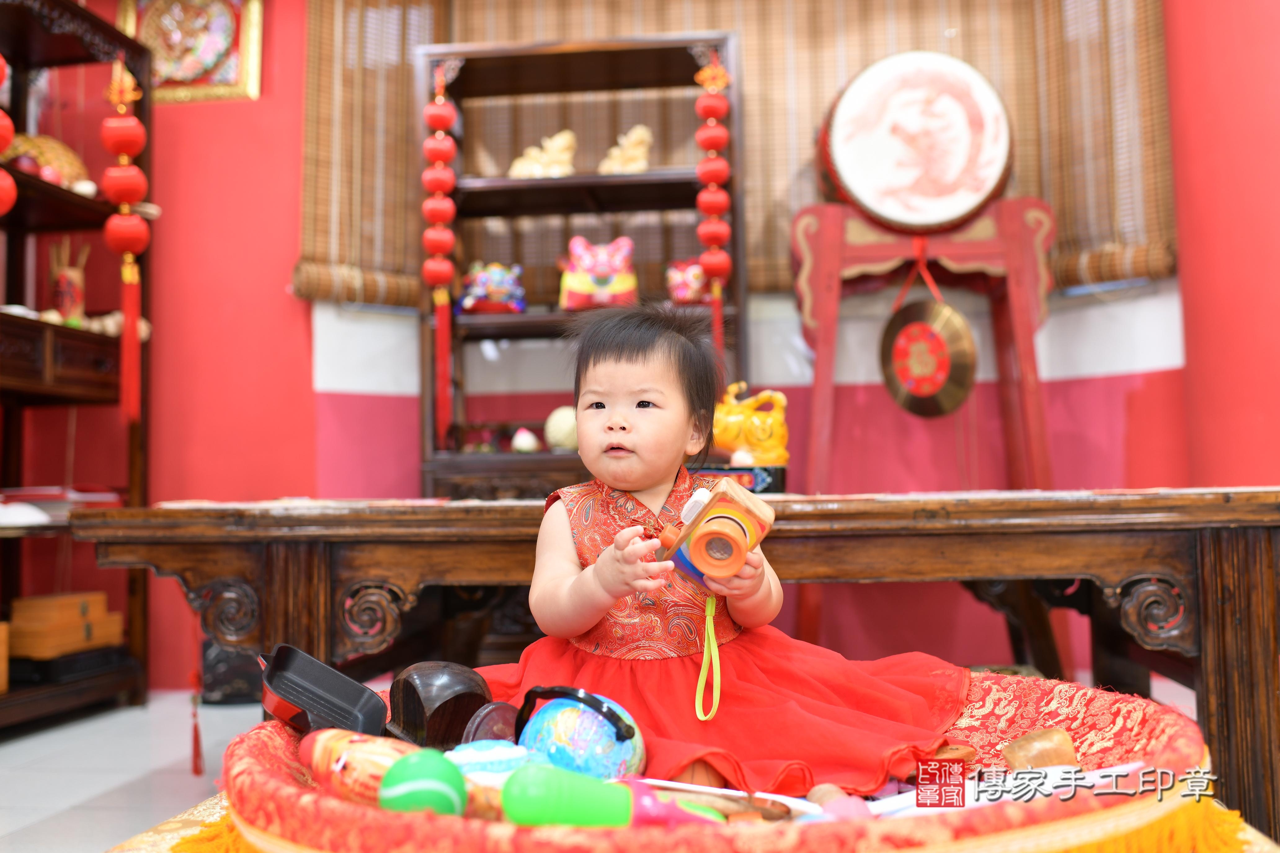 傳家手工印章高雄店、抓周、度脺、中國風會場、傳家嬰兒古禮、吉祥話、抓周道具物品24種、拍照。抓周證書。寶寶抓周、滿周歲、生日快樂、祝福 傳家手工印章高雄店、抓周、度脺、中國風會場、傳家嬰兒古禮、吉祥話、抓周道具物品24種、拍照。抓周證書。寶寶抓周、滿周歲、生日快樂、祝福